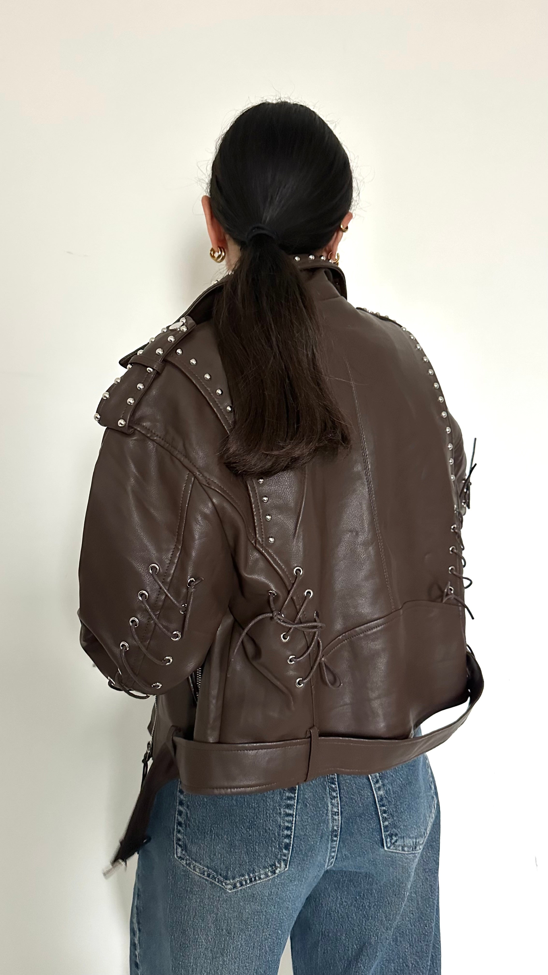 Chiodo Con Borchie e Lacci Marrone