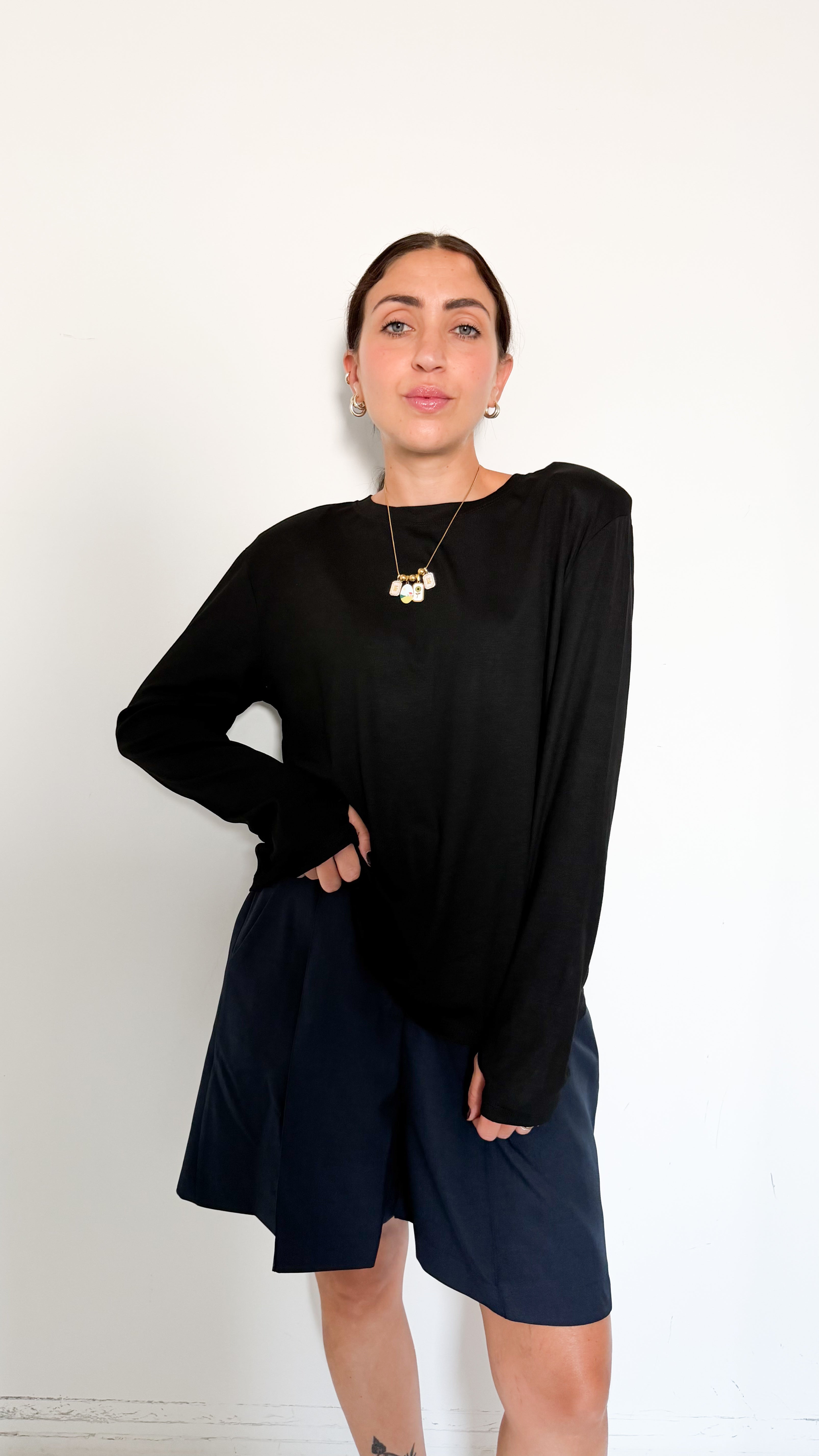 Maglia Nera Con Spalline Manica a Guanto