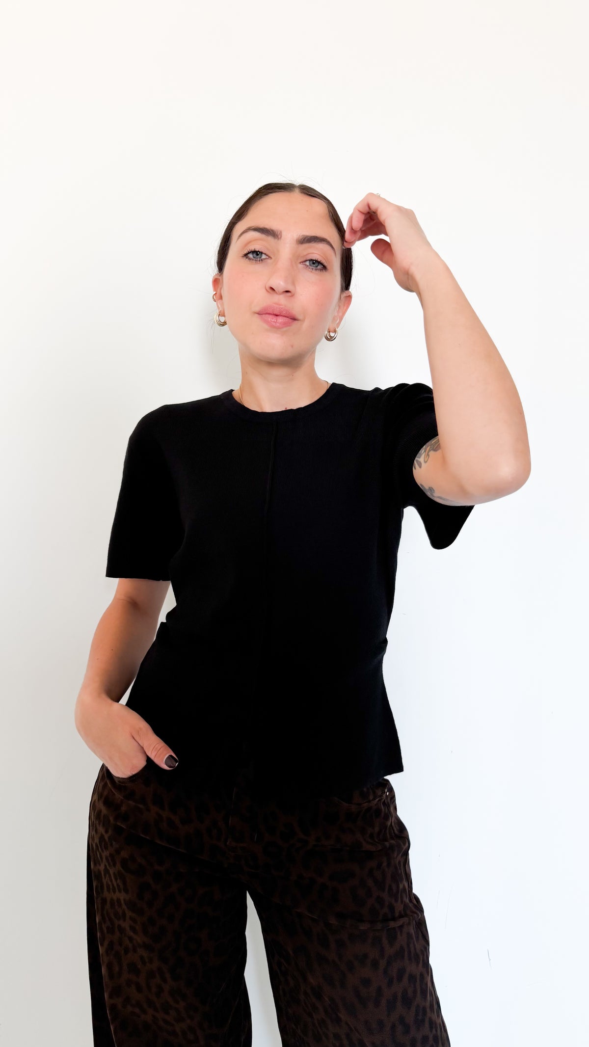 Maglia Nera Mezza Manica Con Dettagli