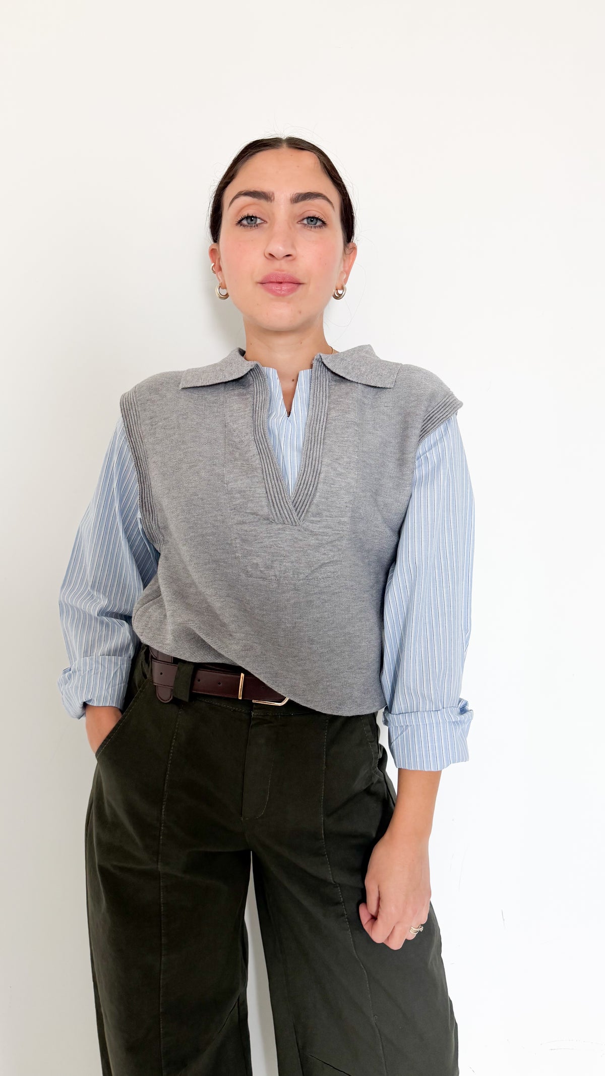 Gilet Grigio In Maglia Con Camicia