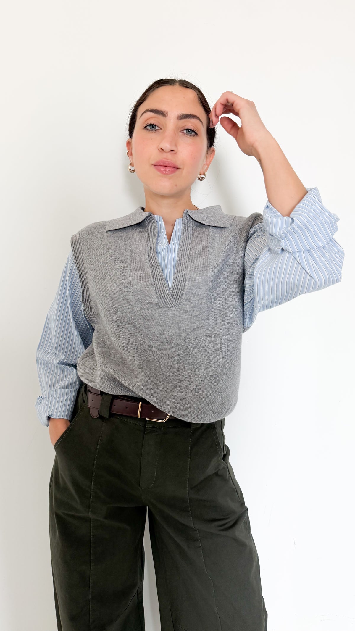 Gilet Grigio In Maglia Con Camicia