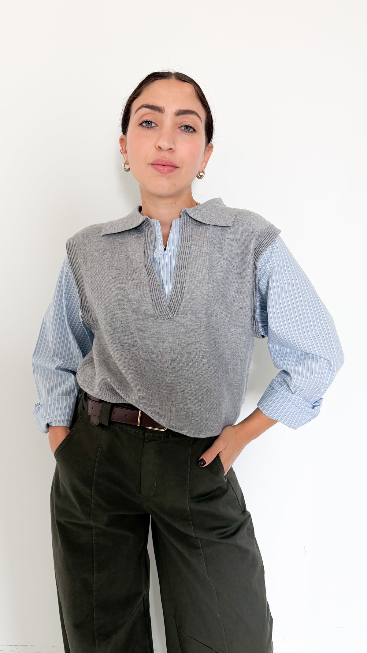 Gilet Grigio In Maglia Con Camicia