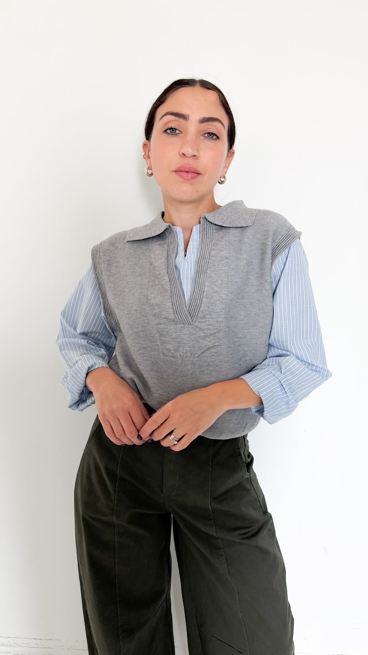 Gilet Grigio In Maglia Con Camicia