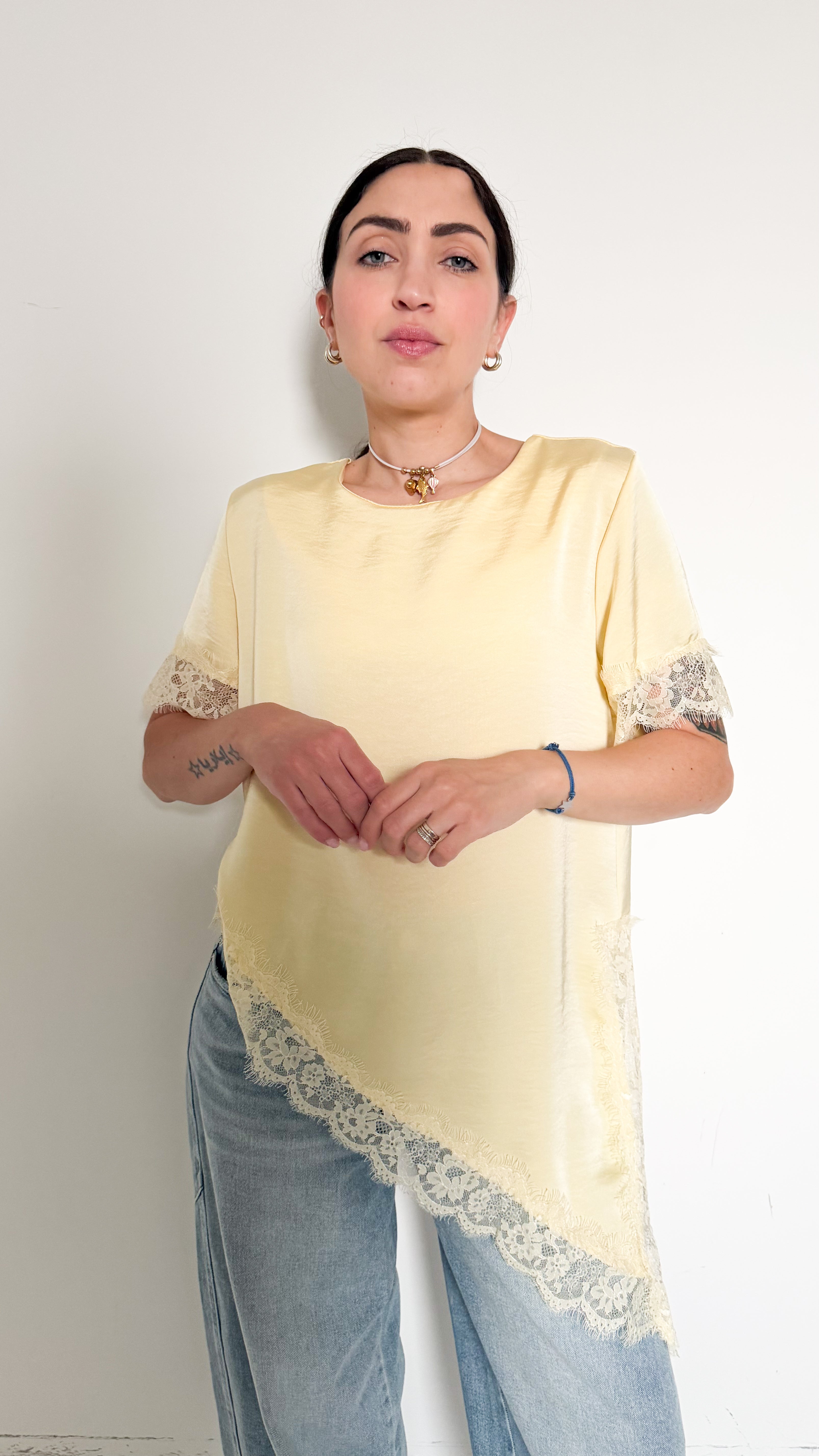 T-Shirt Gialla Con Pizzo