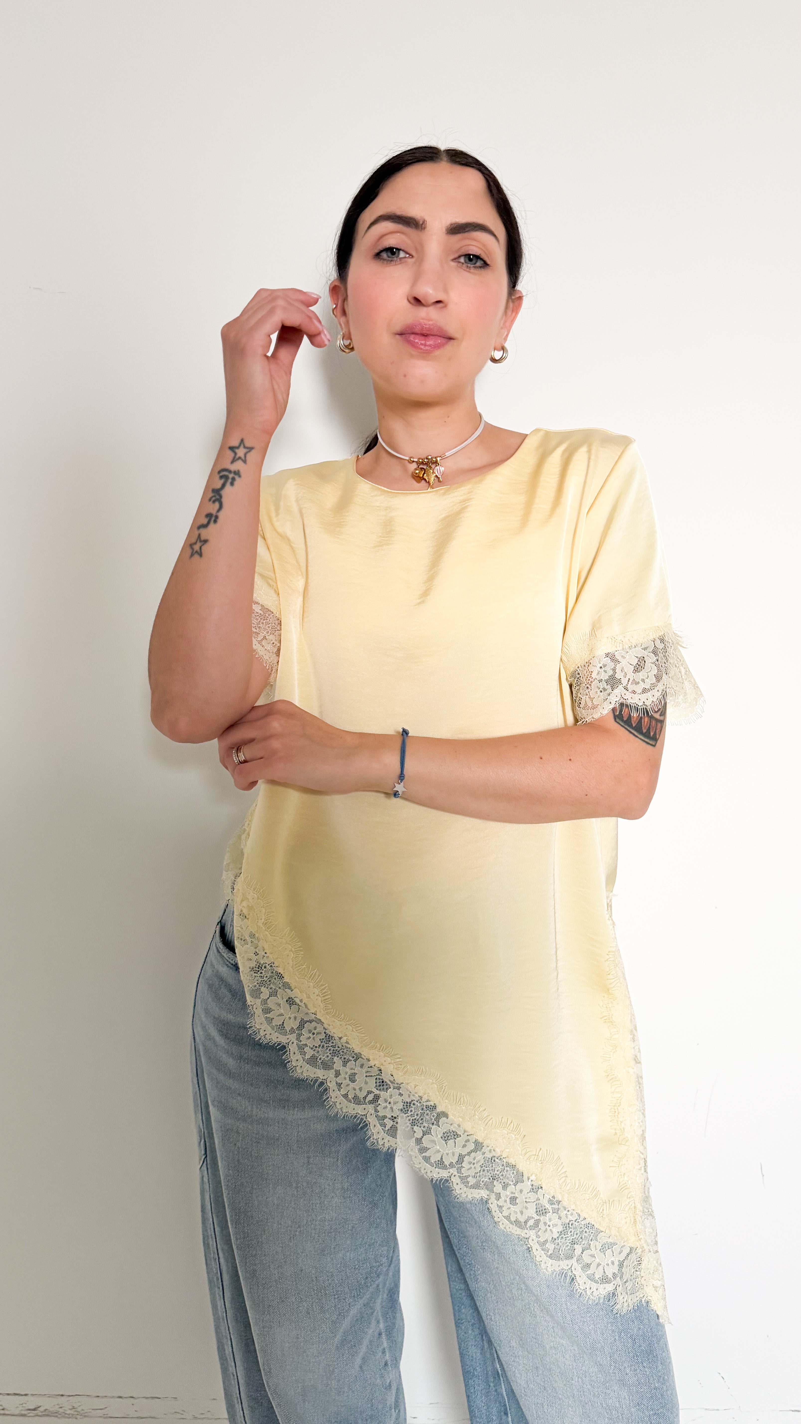 T-Shirt Gialla Con Pizzo