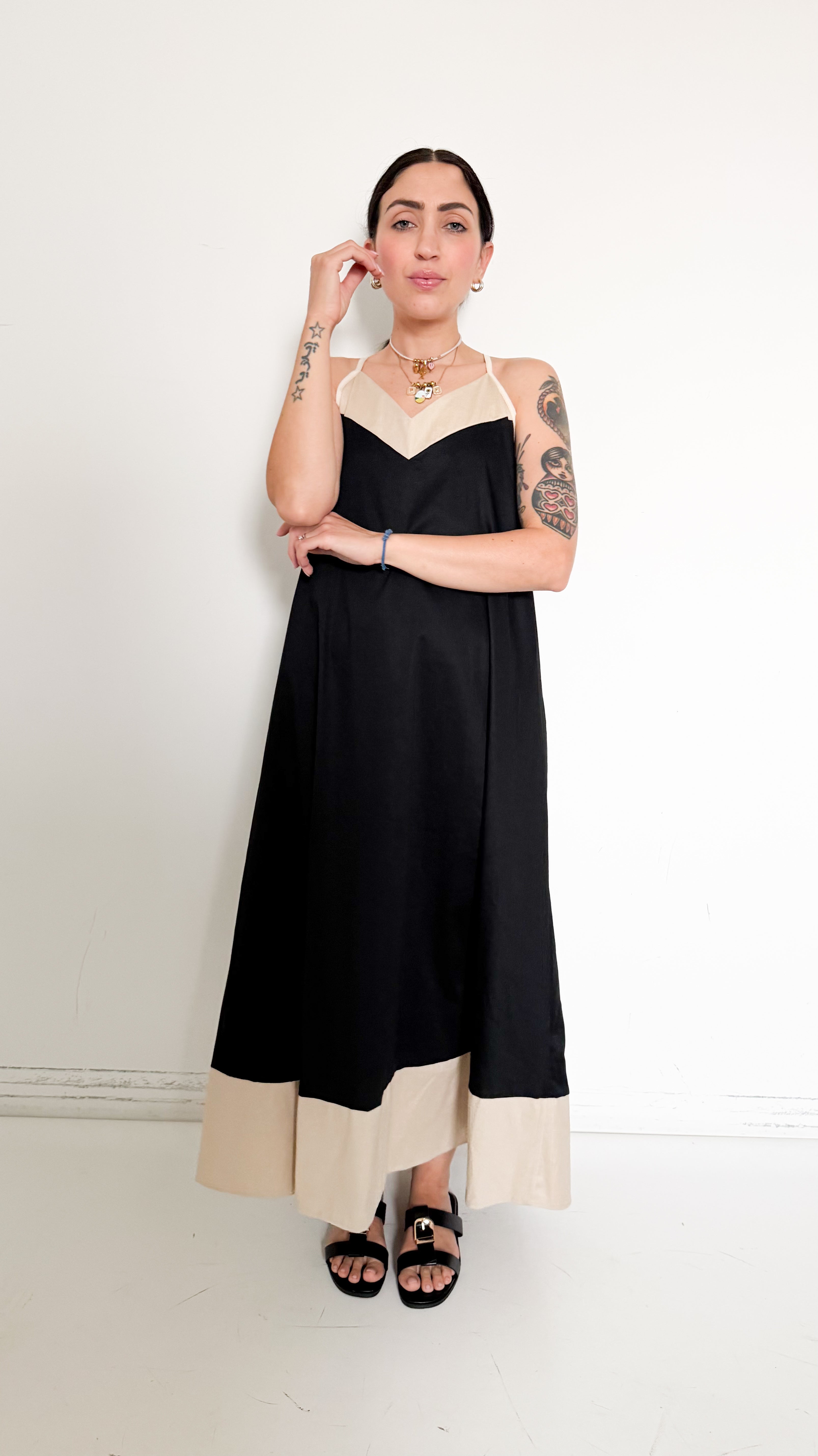 Vestito Nero Con Dettagli Panna
