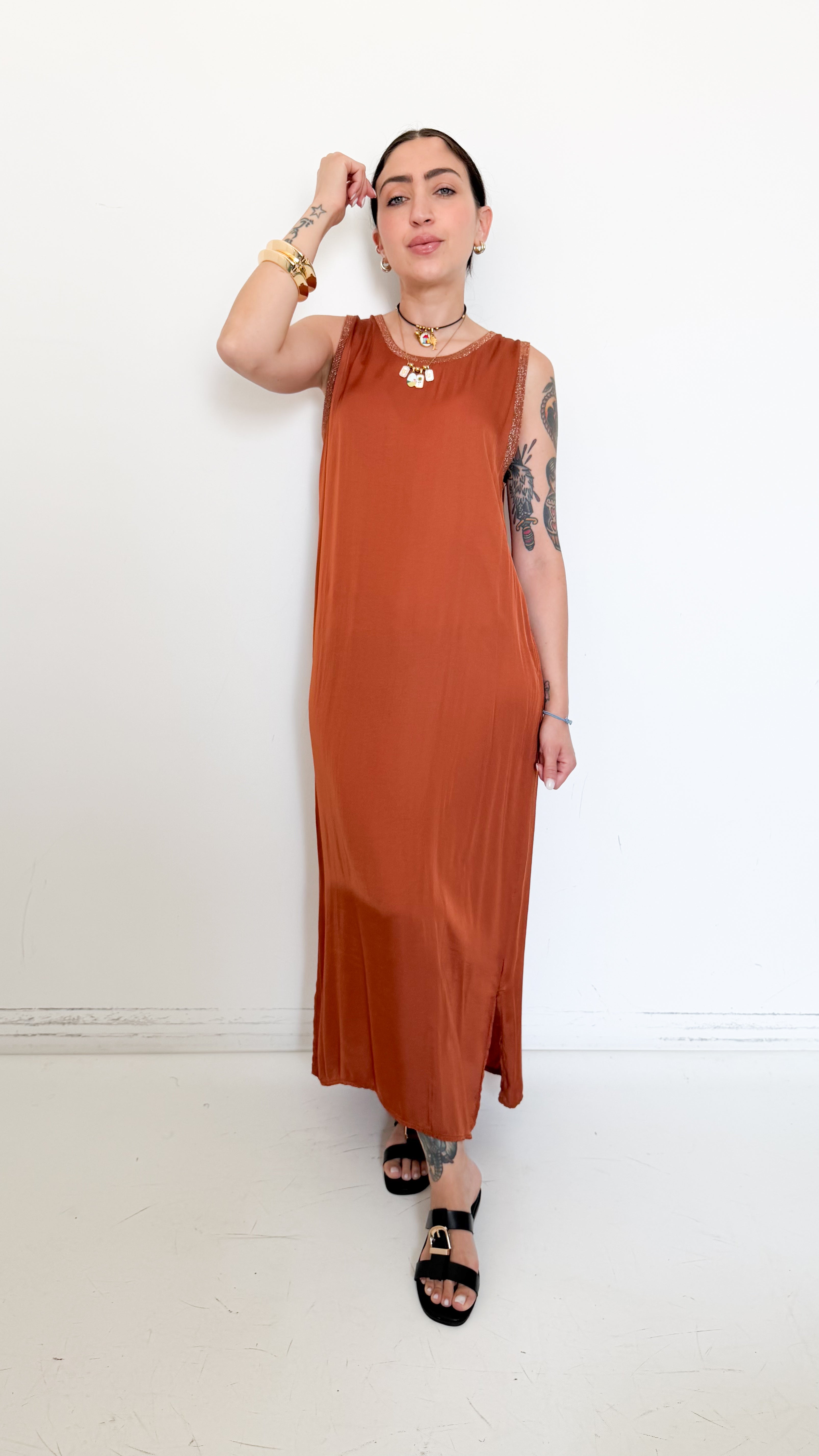 Vestito In Satin Ruggine Con Dettagli