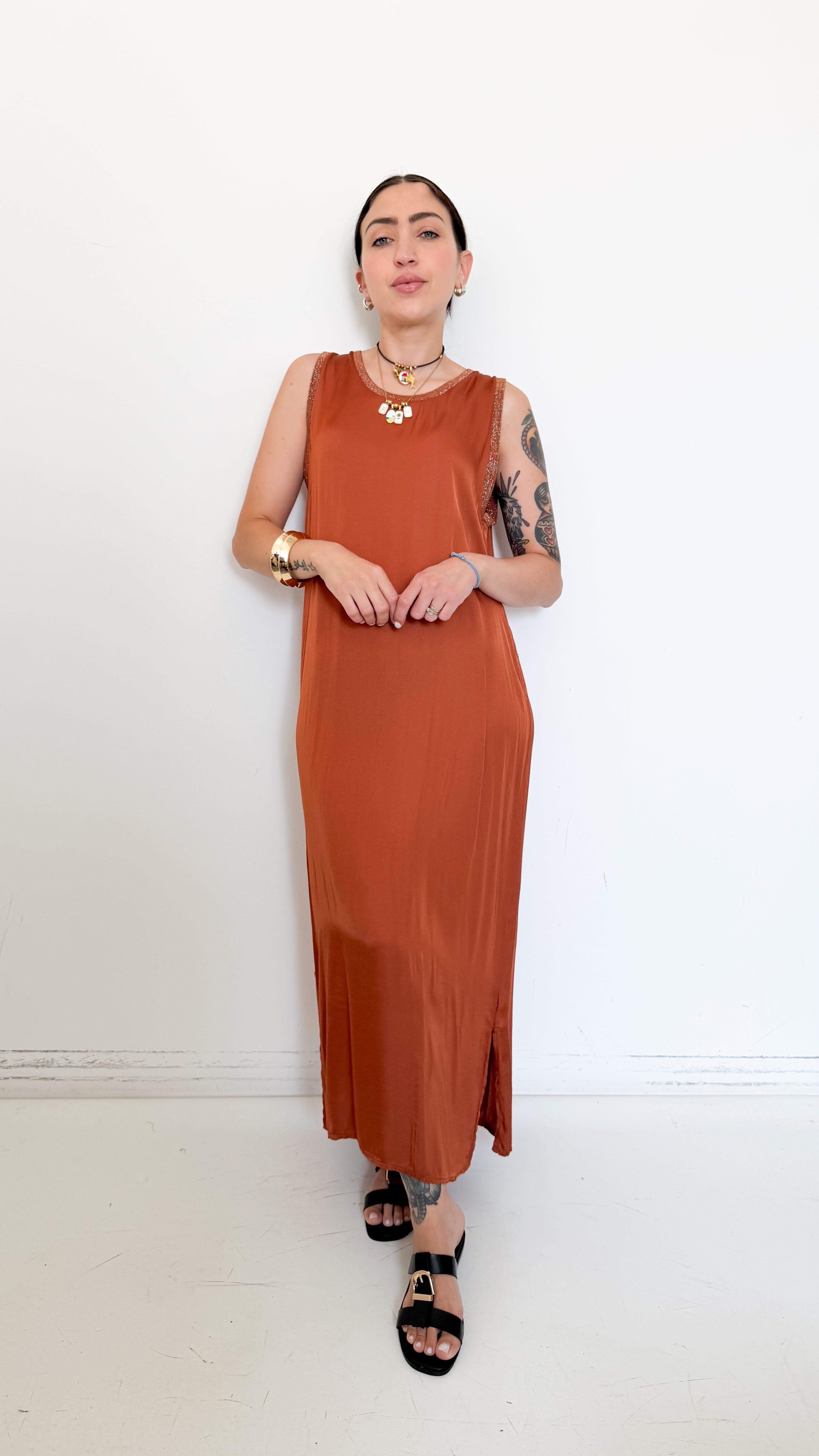 Vestito In Satin Ruggine Con Dettagli