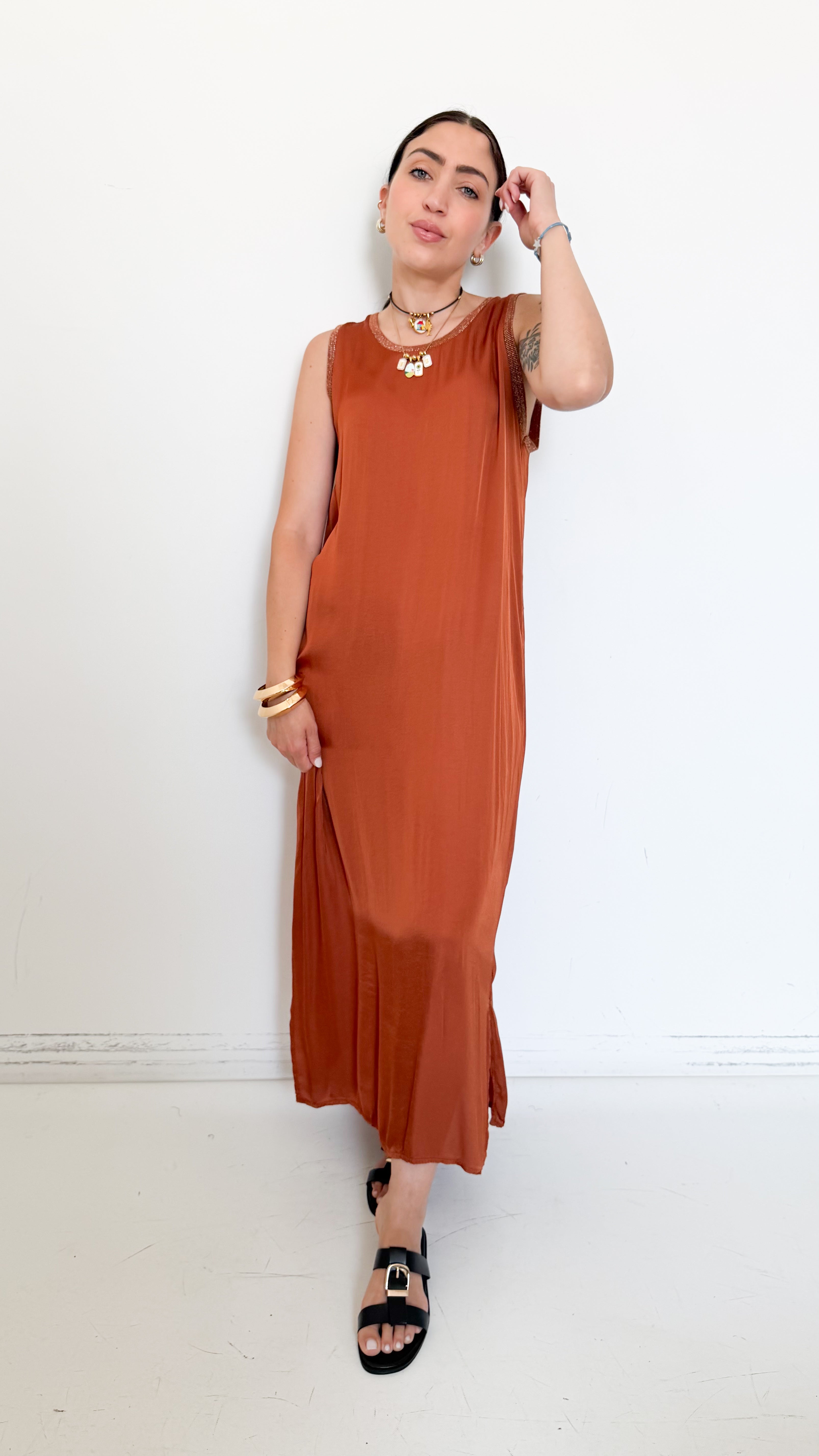 Vestito In Satin Ruggine Con Dettagli