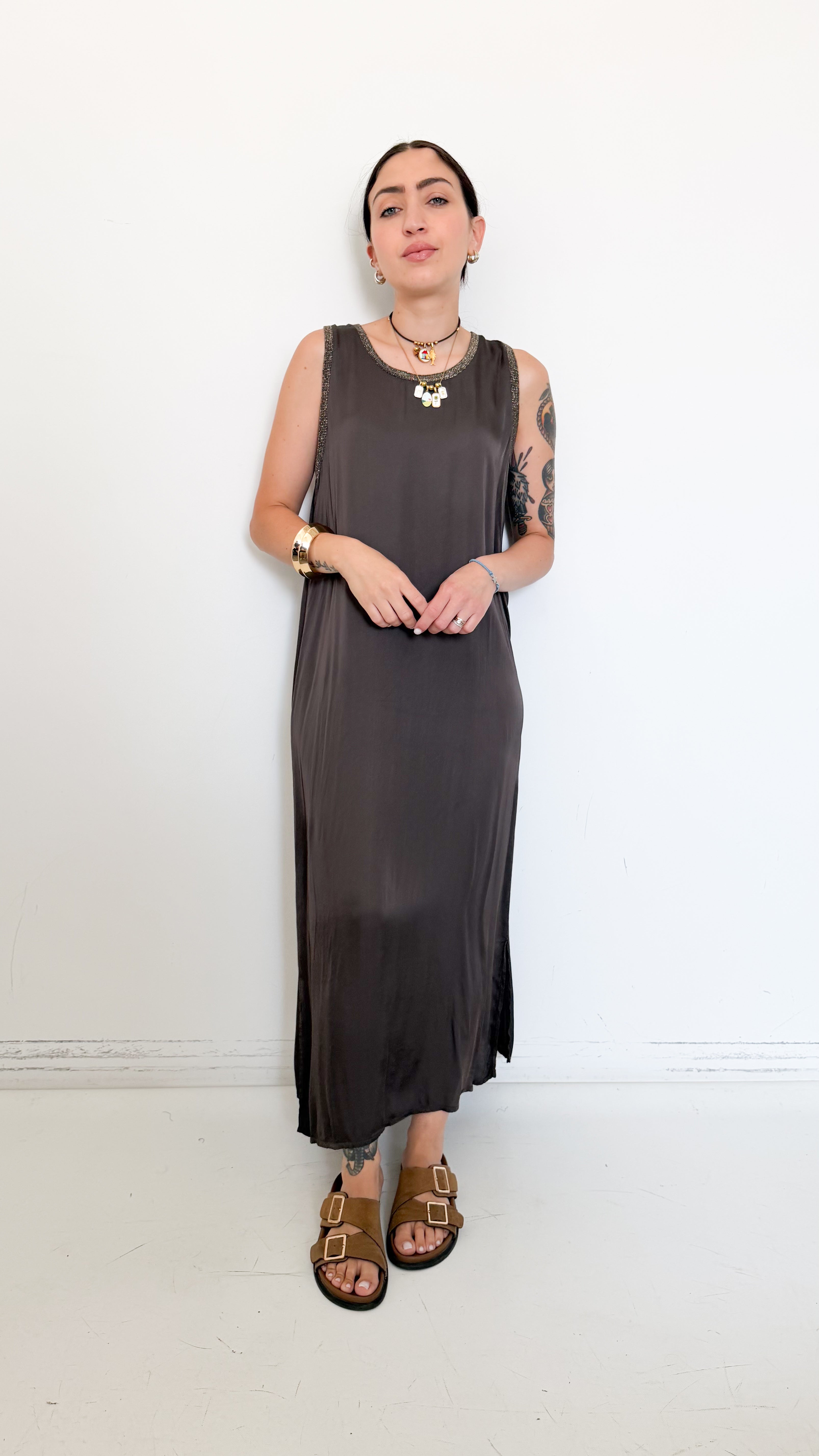 Vestito In Satin Marrone Con Dettagli
