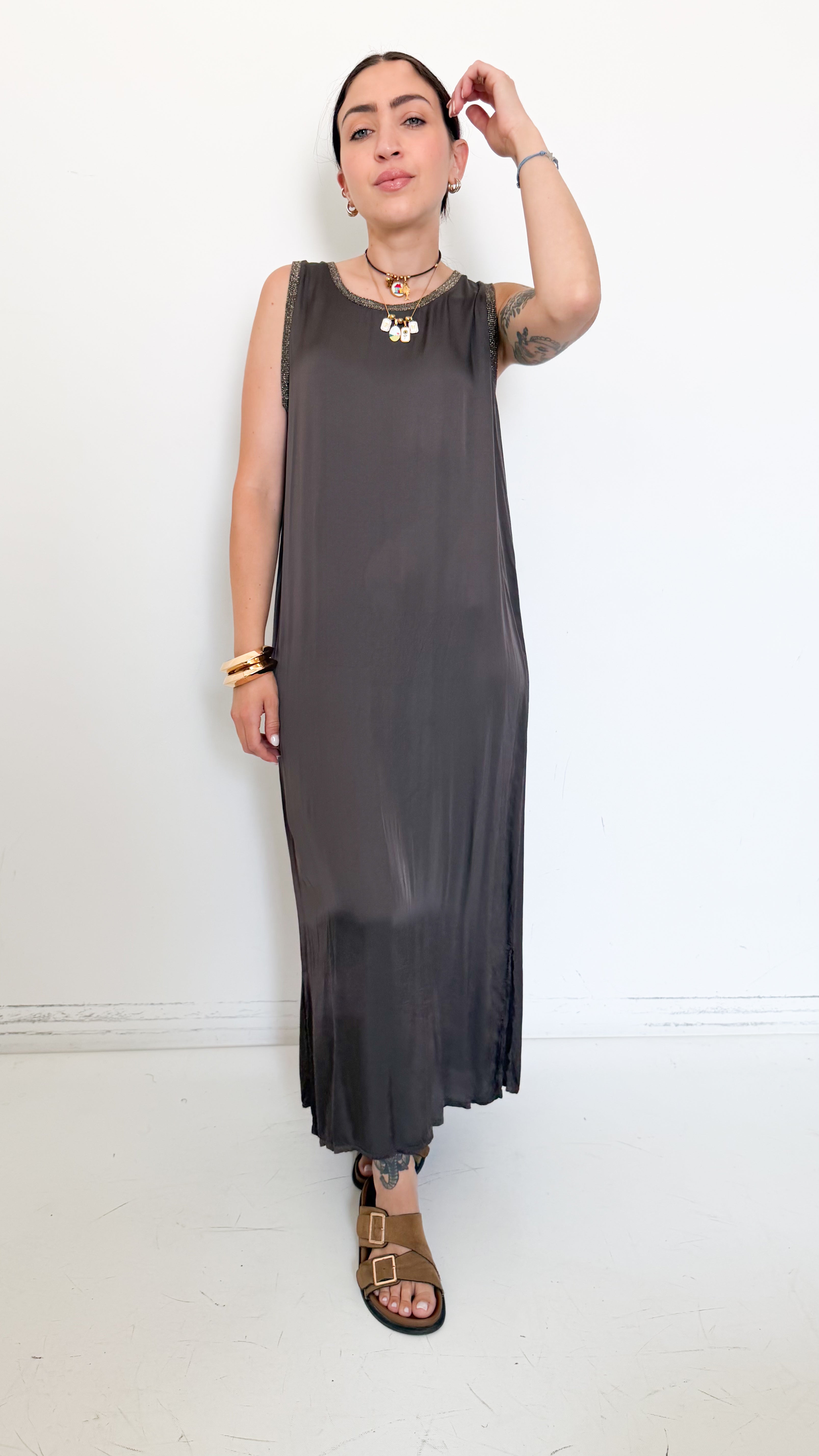 Vestito In Satin Marrone Con Dettagli