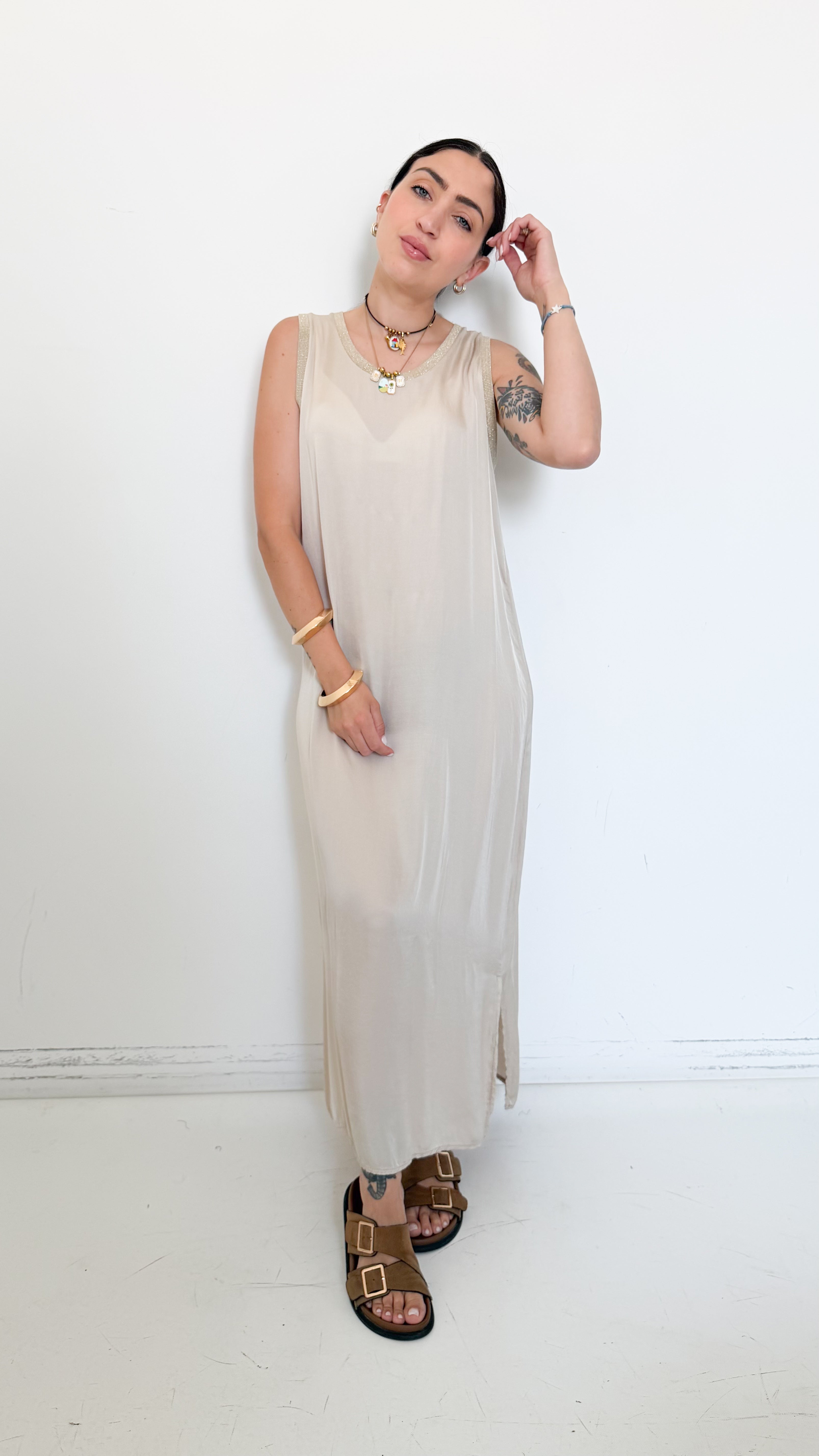 Vestito In Satin Beige Con Dettagli