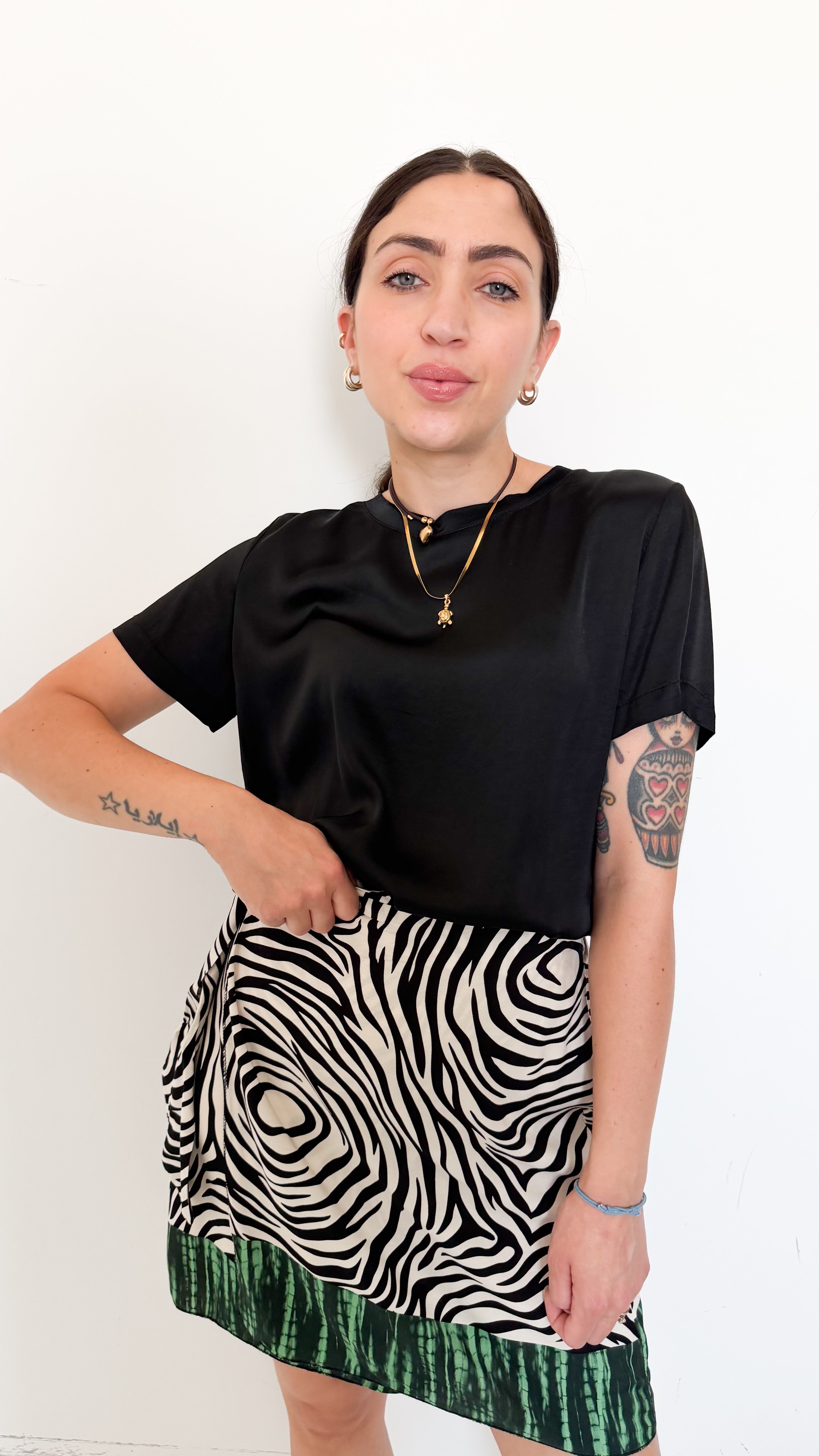 T-Shirt Nera In Satin
