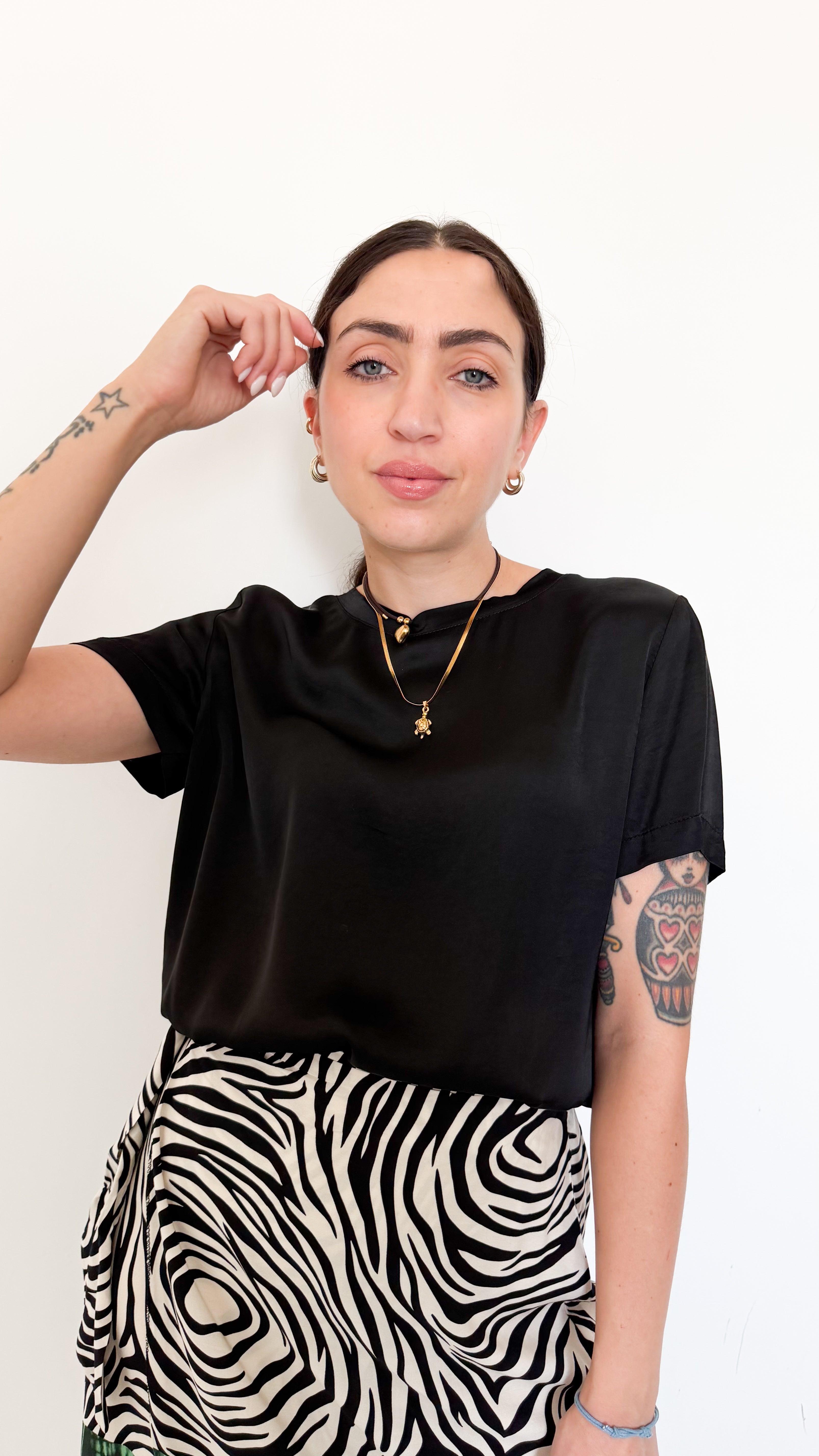 T-Shirt Nera In Satin