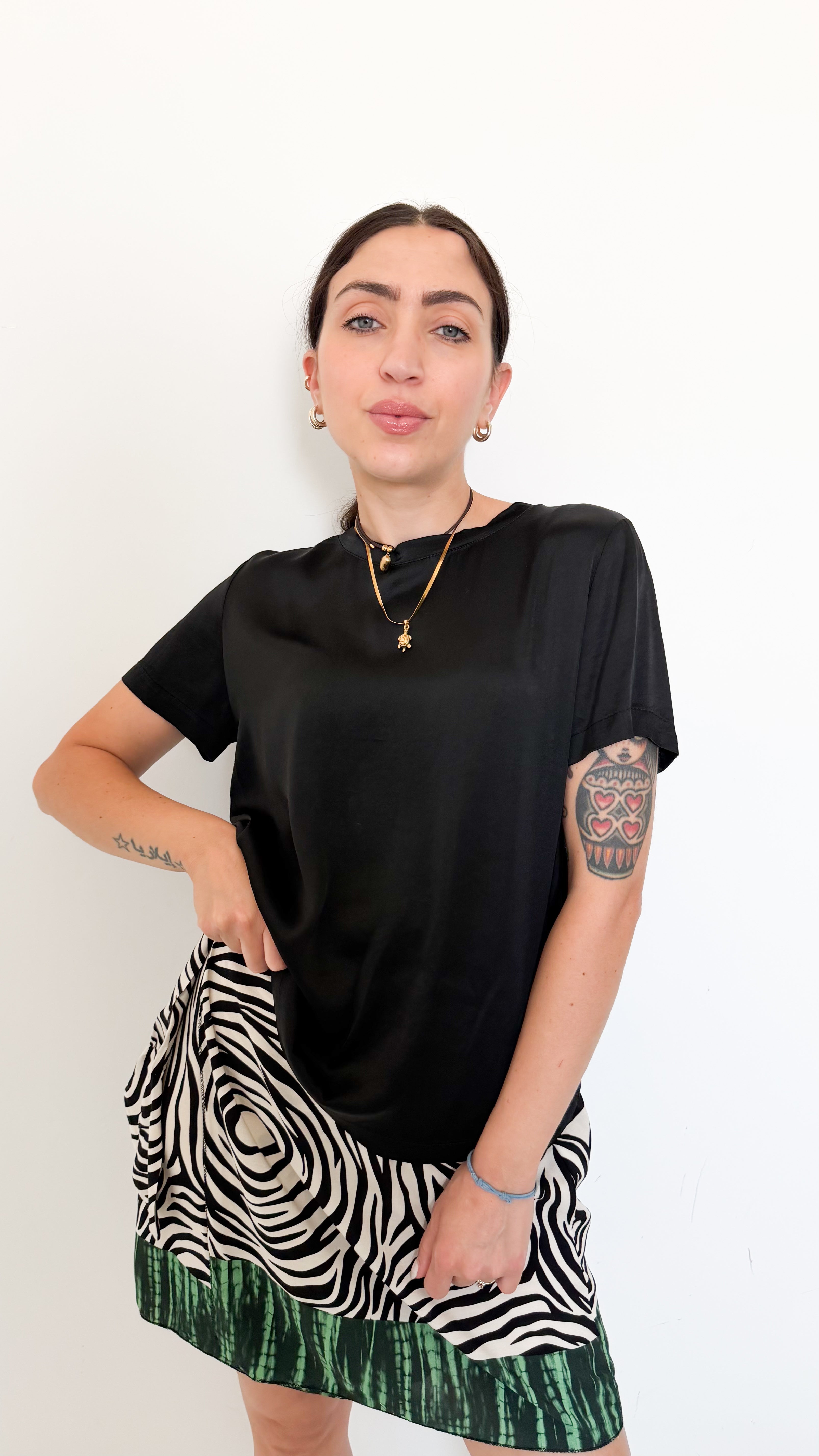 T-Shirt Nera In Satin