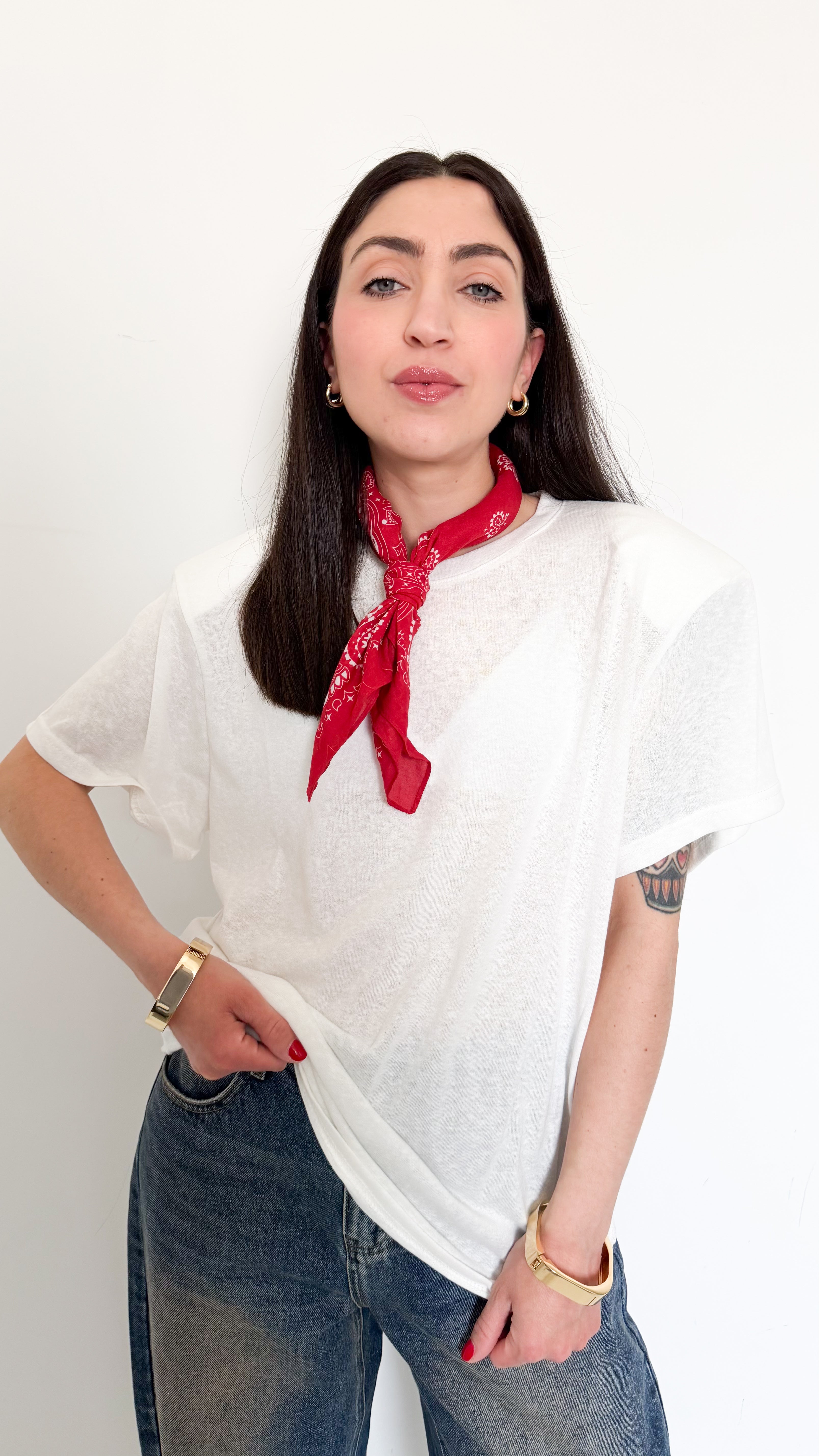 T-Shirt Velata Bianca Con Spalline