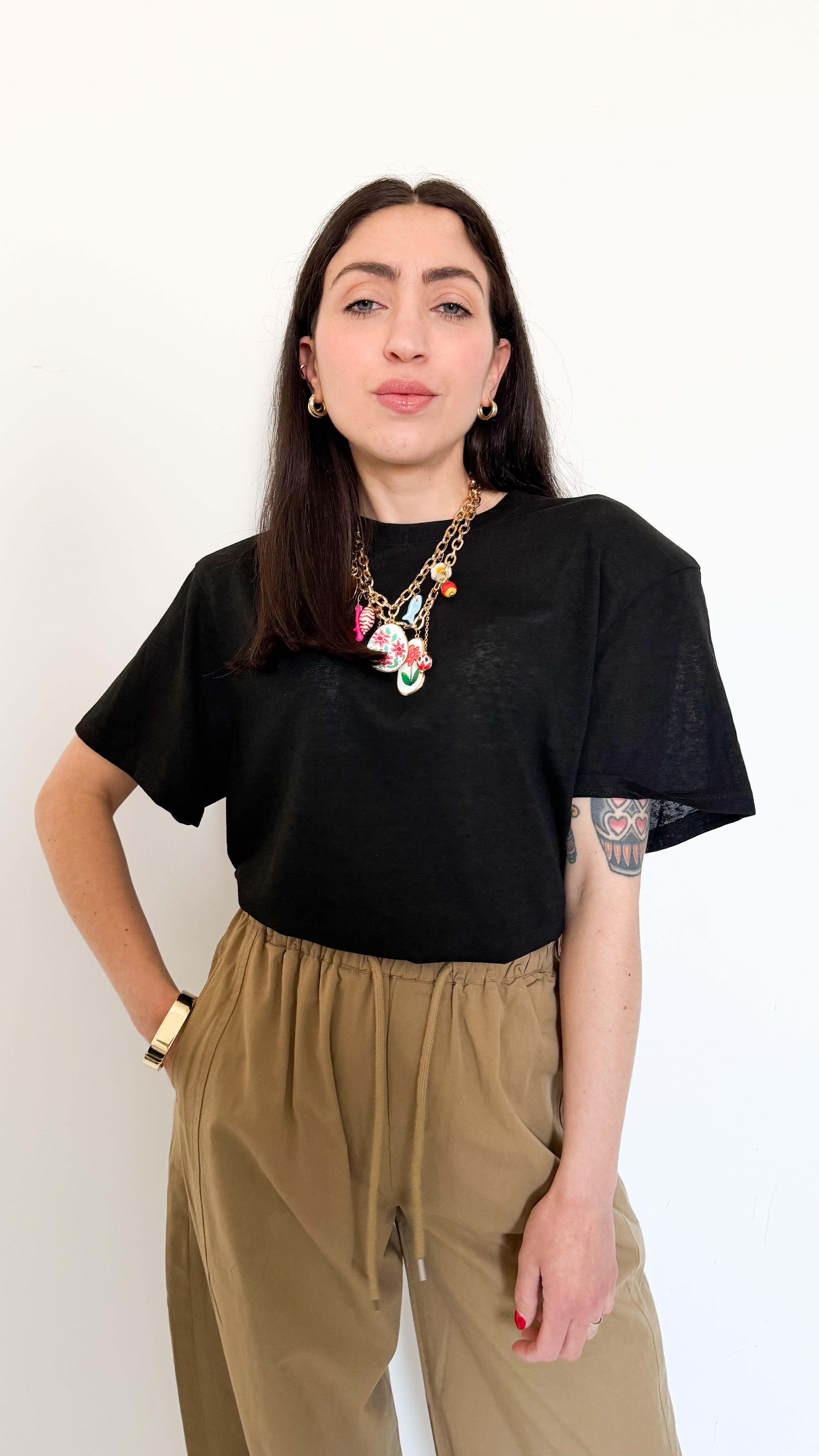 T-Shirt Velata Nera Con Spalline