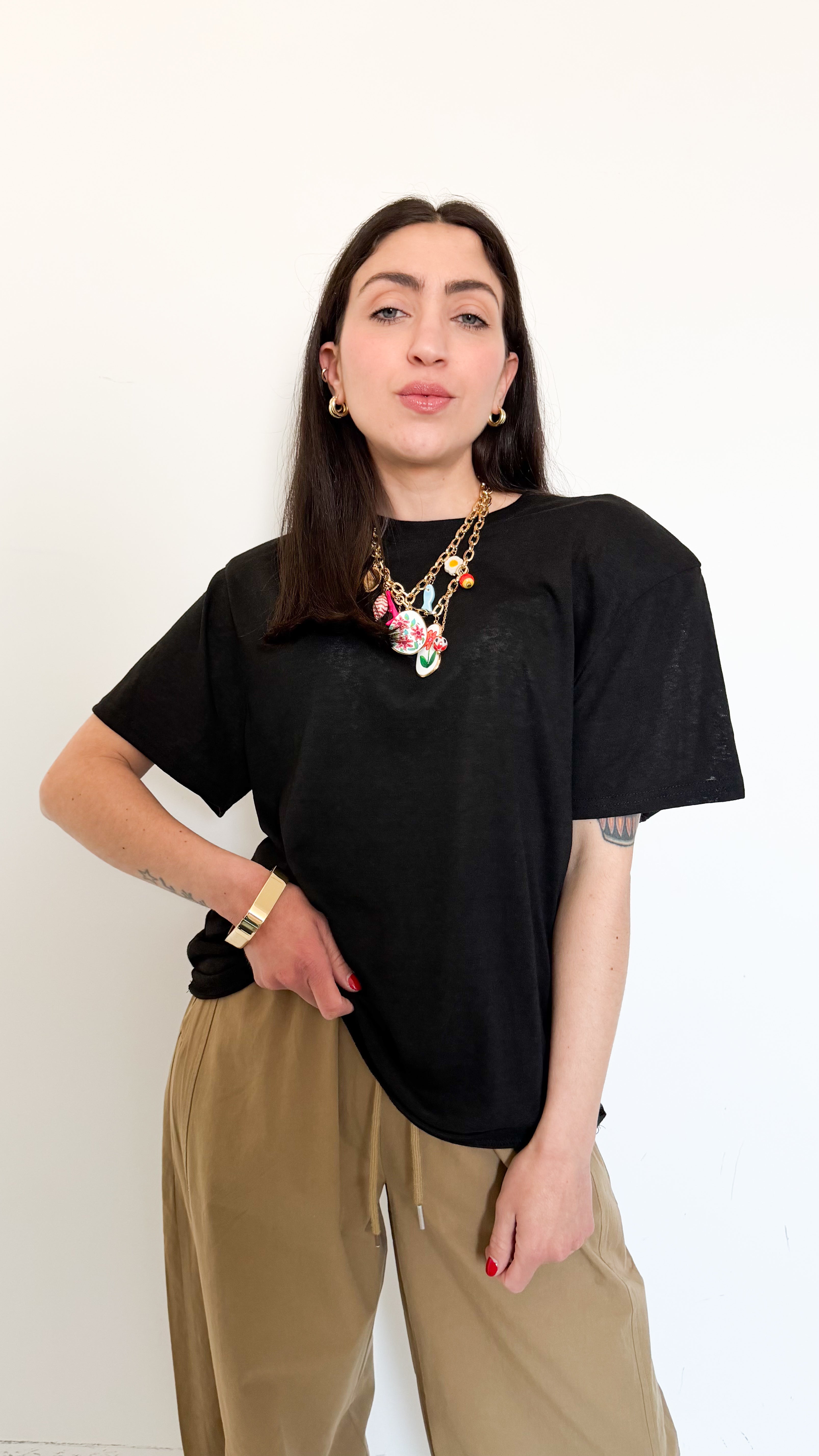 T-Shirt Velata Nera Con Spalline