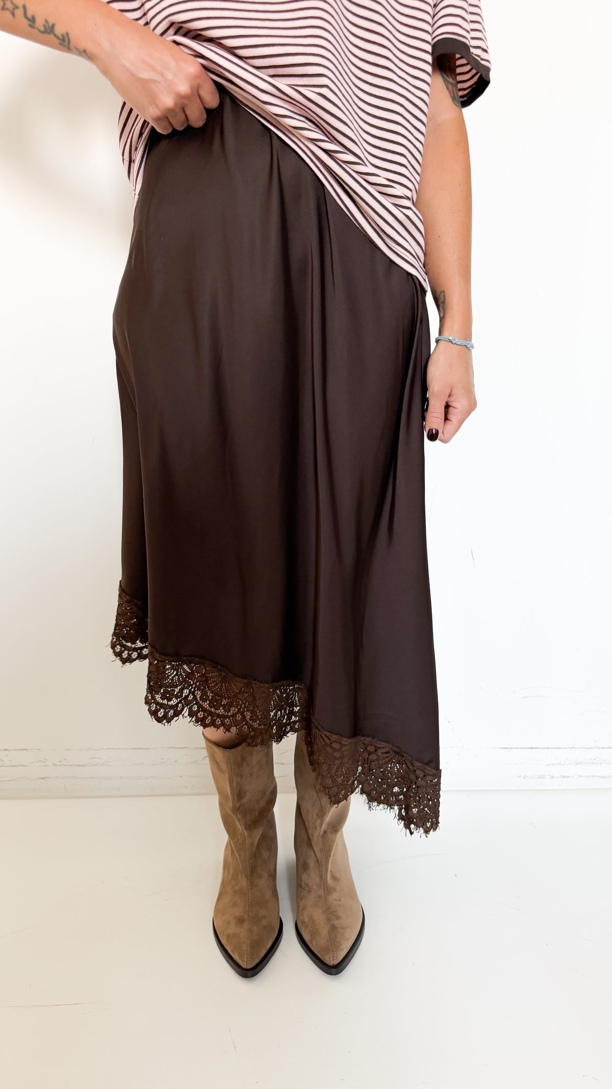 Gonna Marrone In Satin Con Pizzo