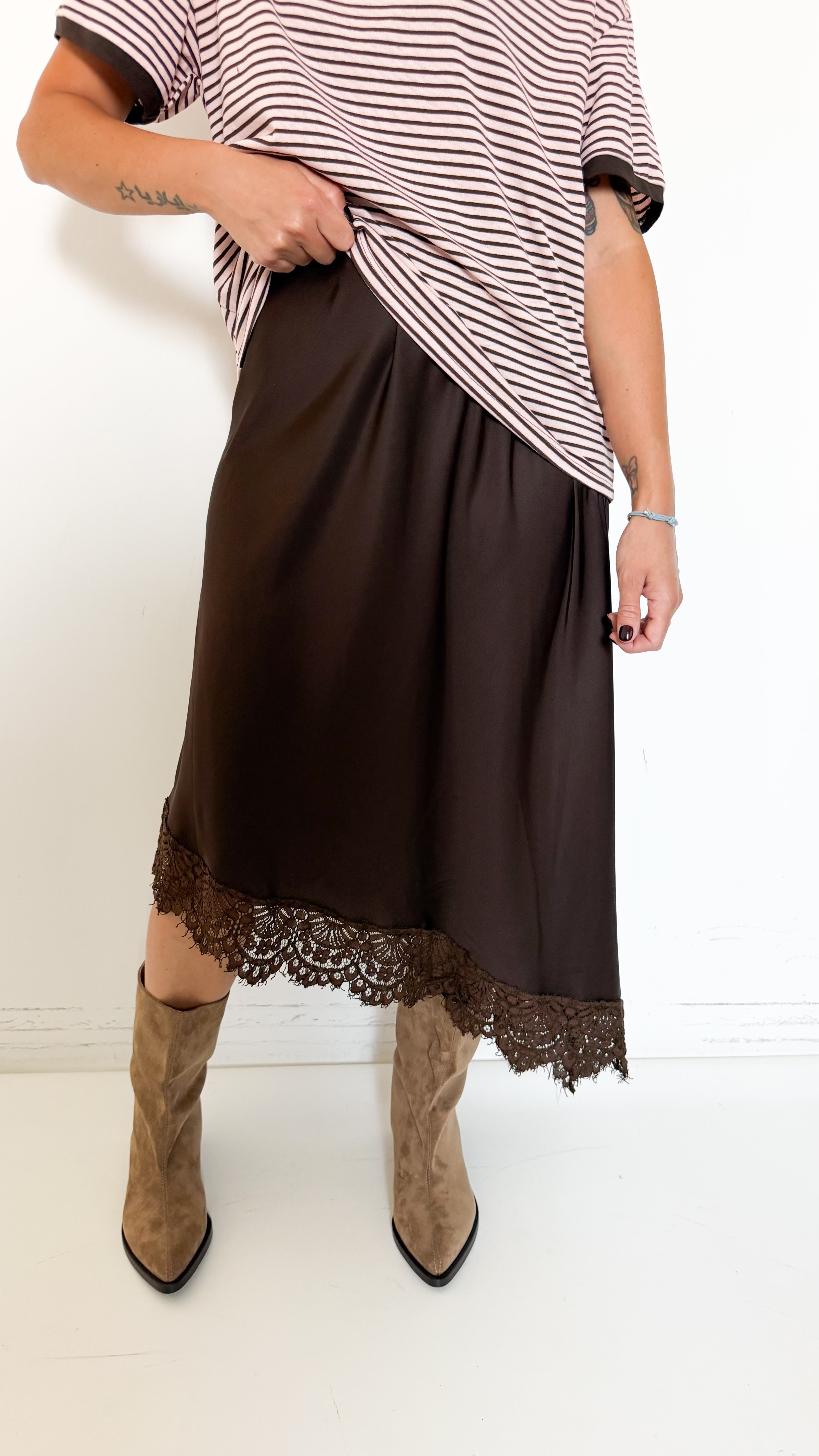 Gonna Marrone In Satin Con Pizzo