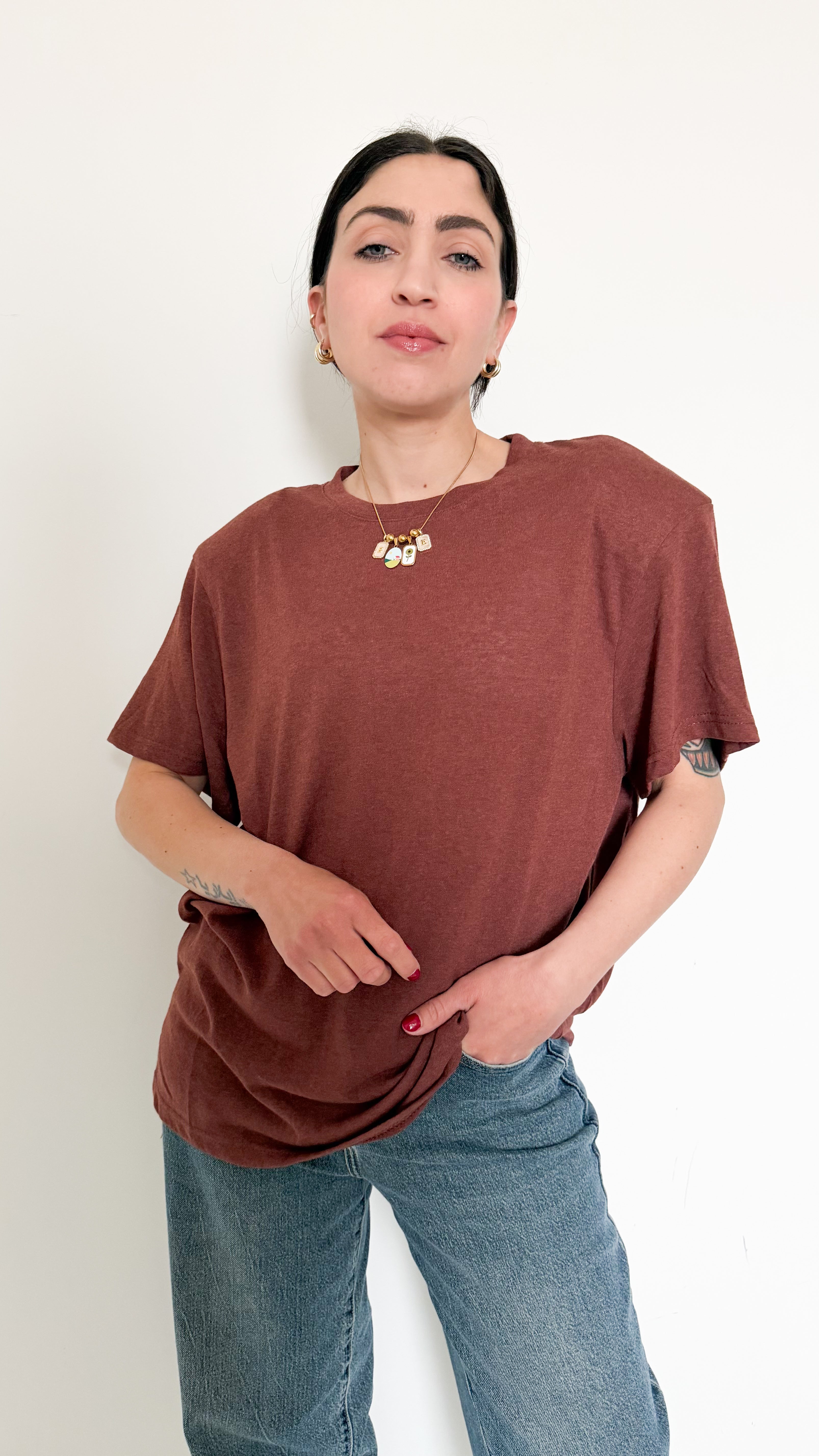 T-Shirt Velata Marrone Con Spalline