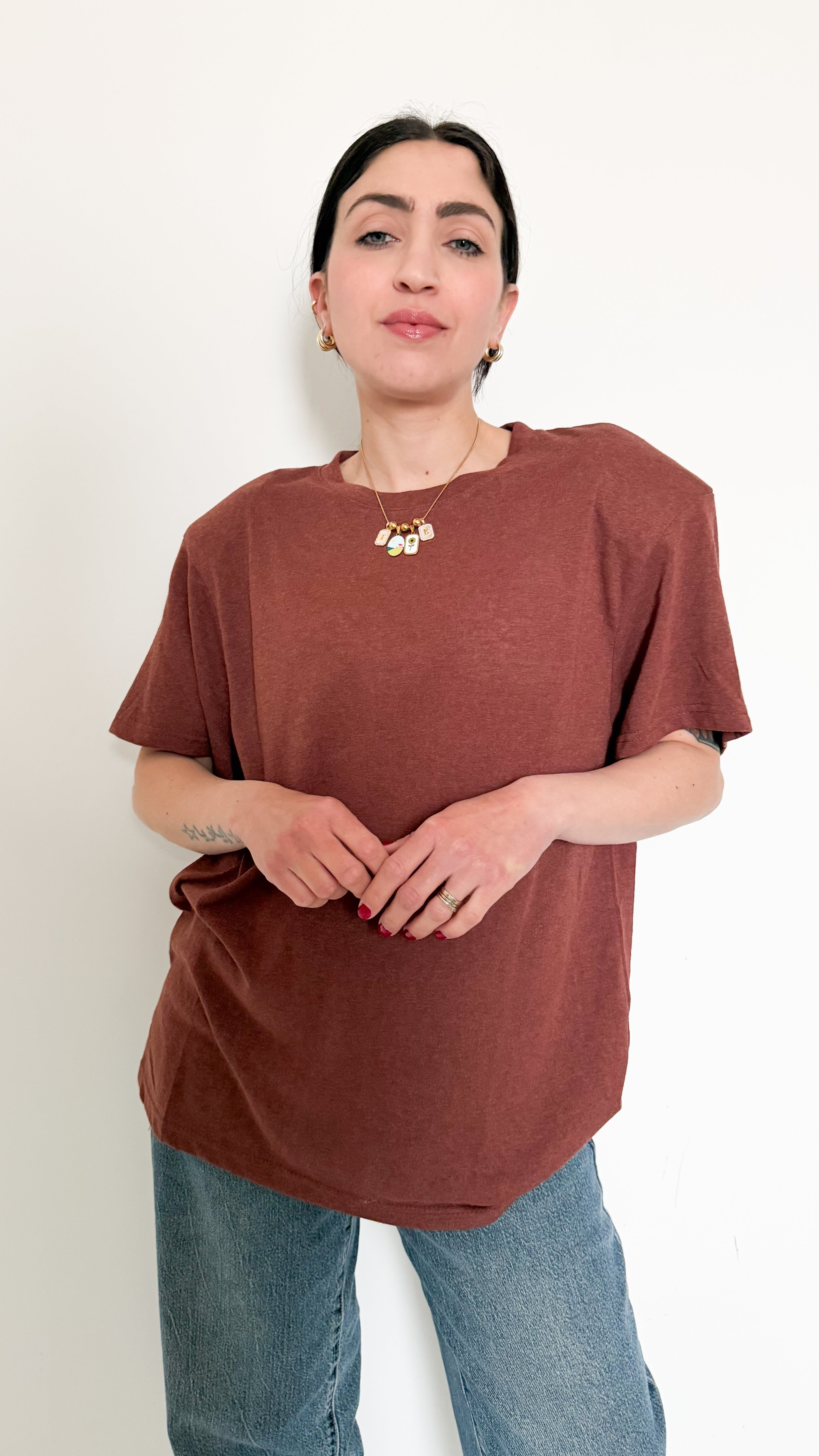 T-Shirt Velata Marrone Con Spalline