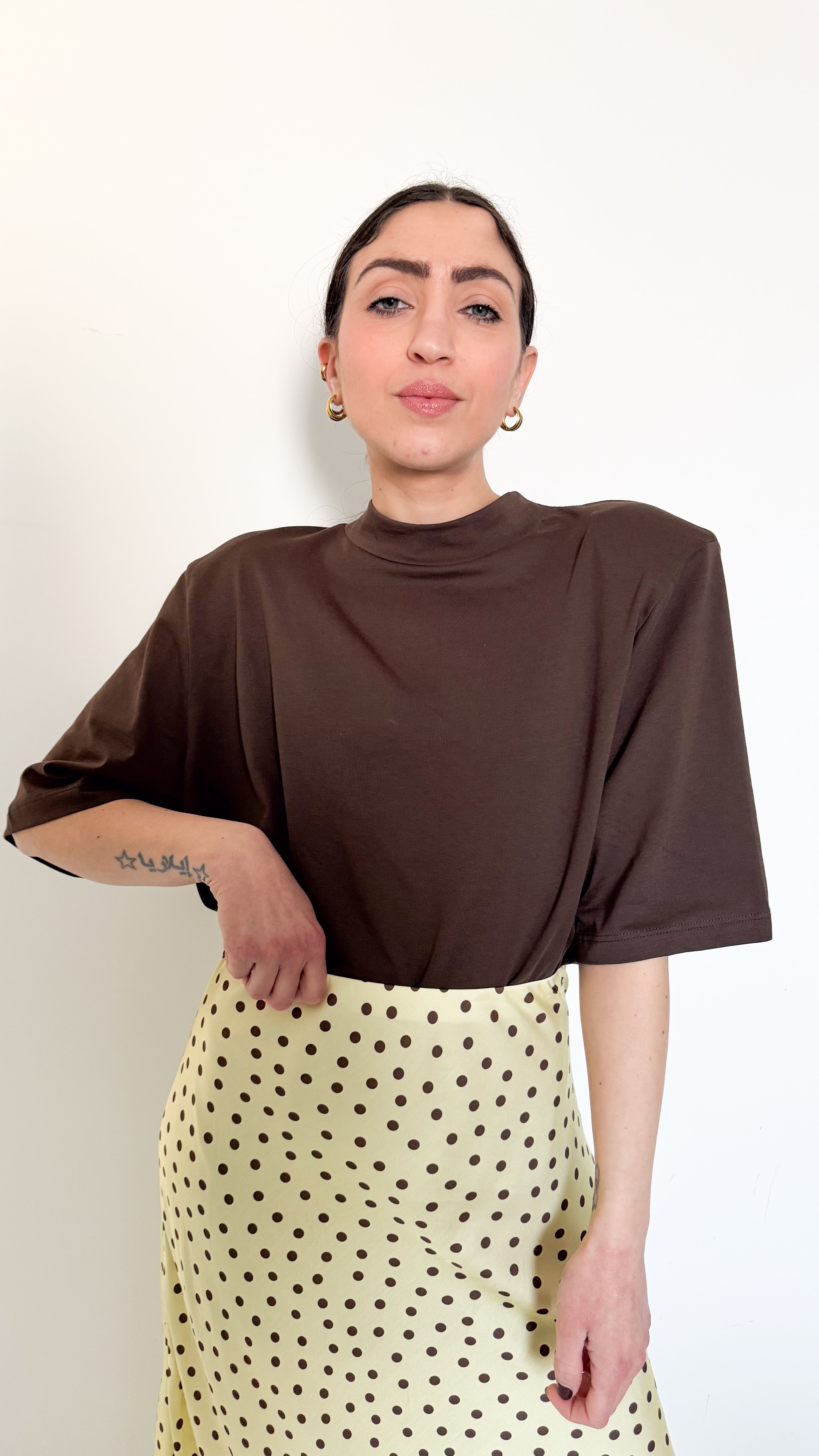 T-Shirt Marrone Con Spalline