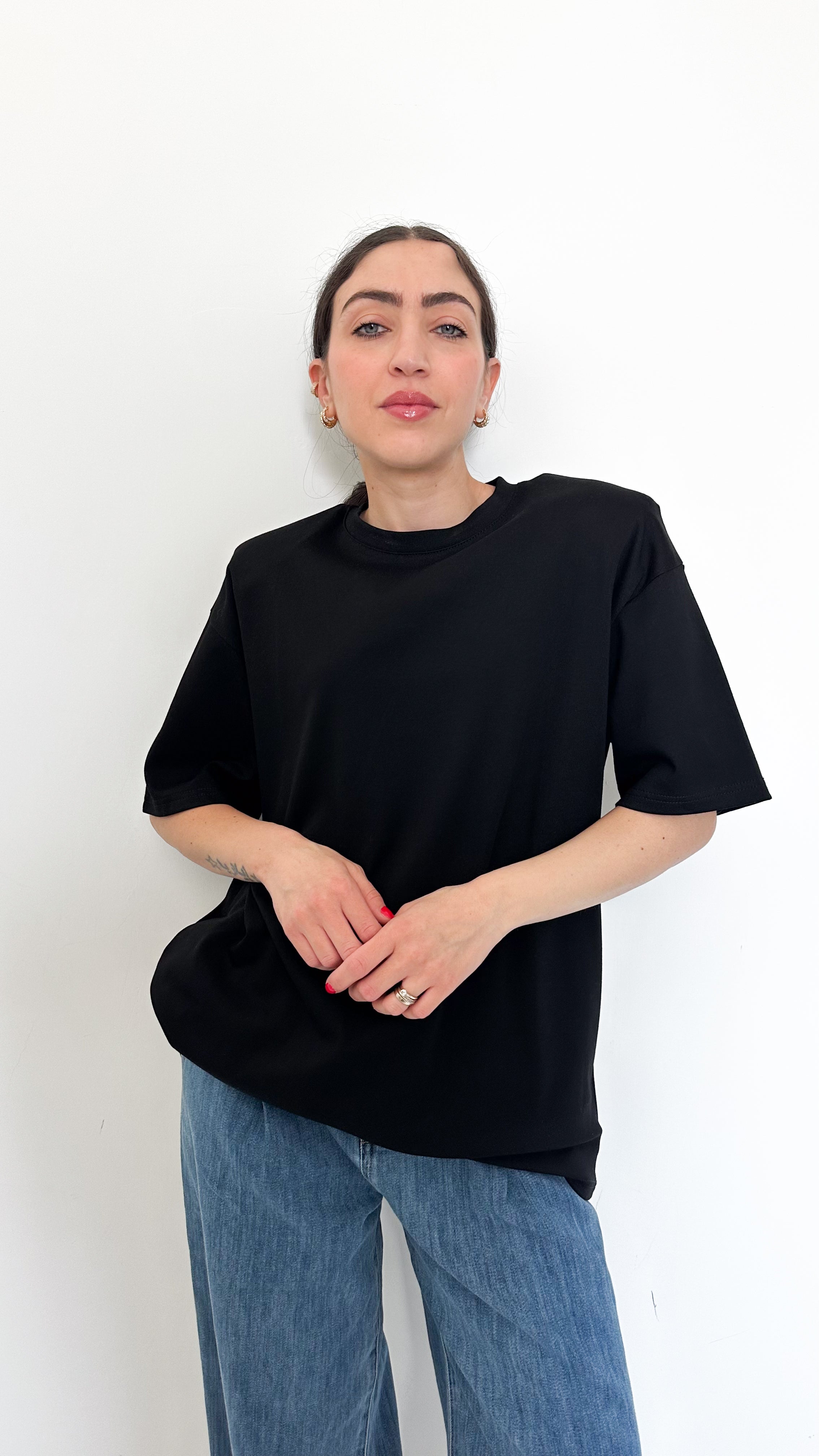 T-Shirt Over Con Spalline Nera
