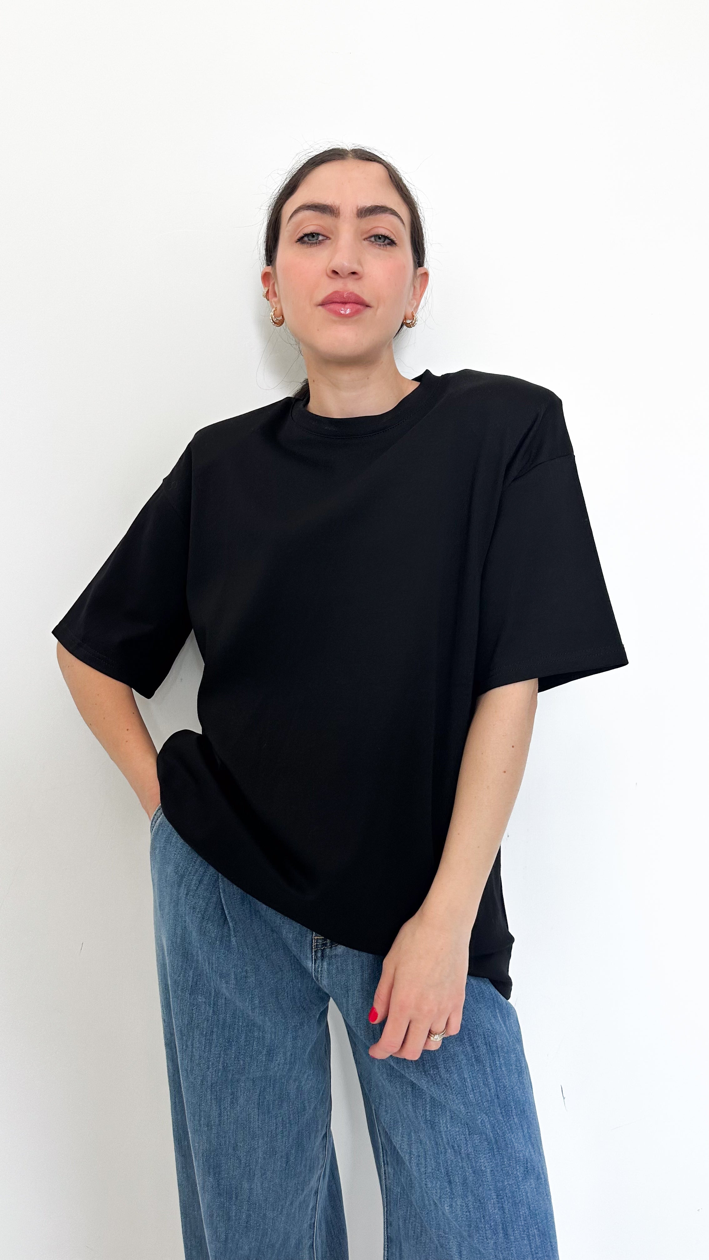 T-Shirt Over Con Spalline Nera