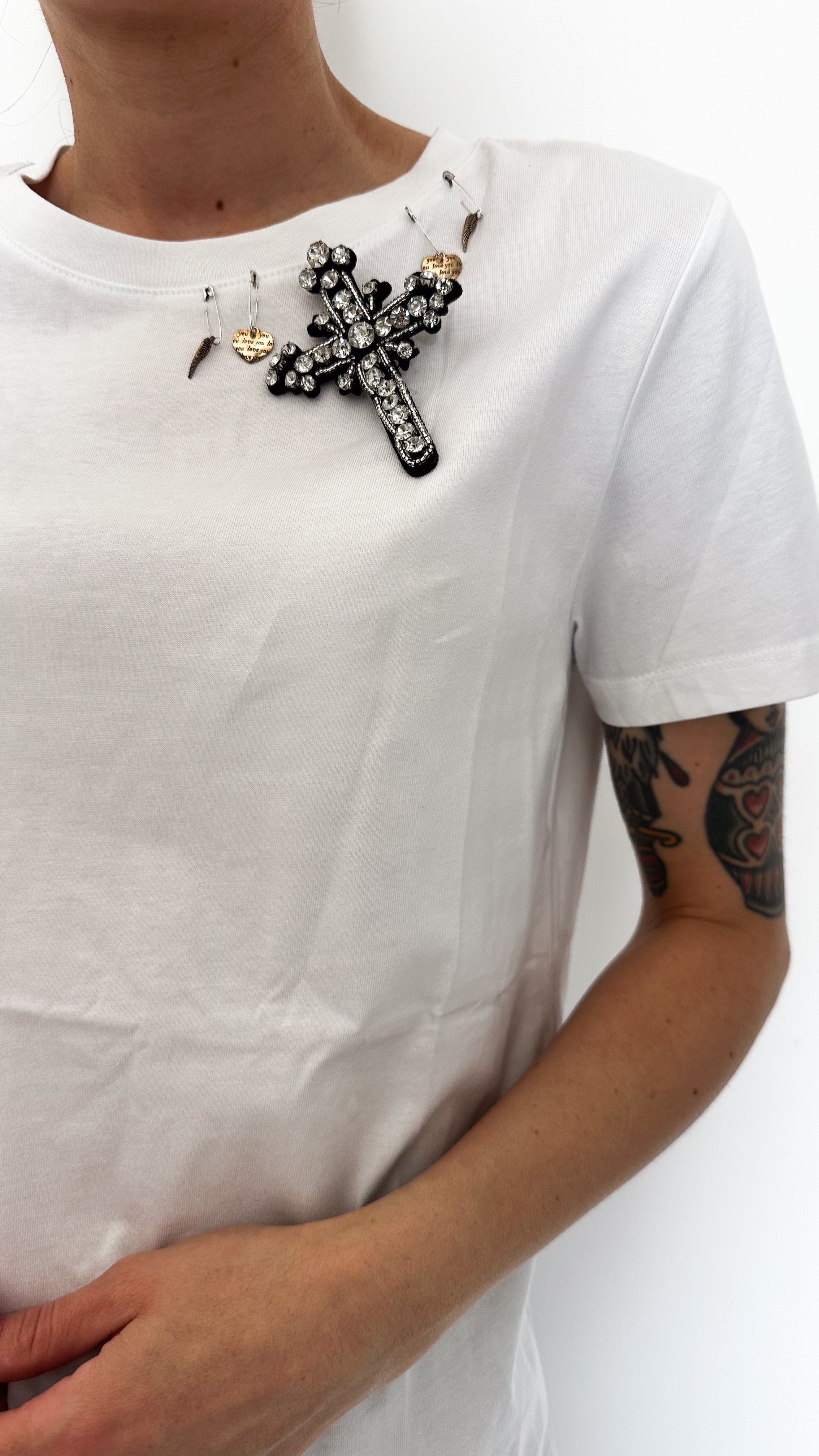 T-Shirt Con Spilla