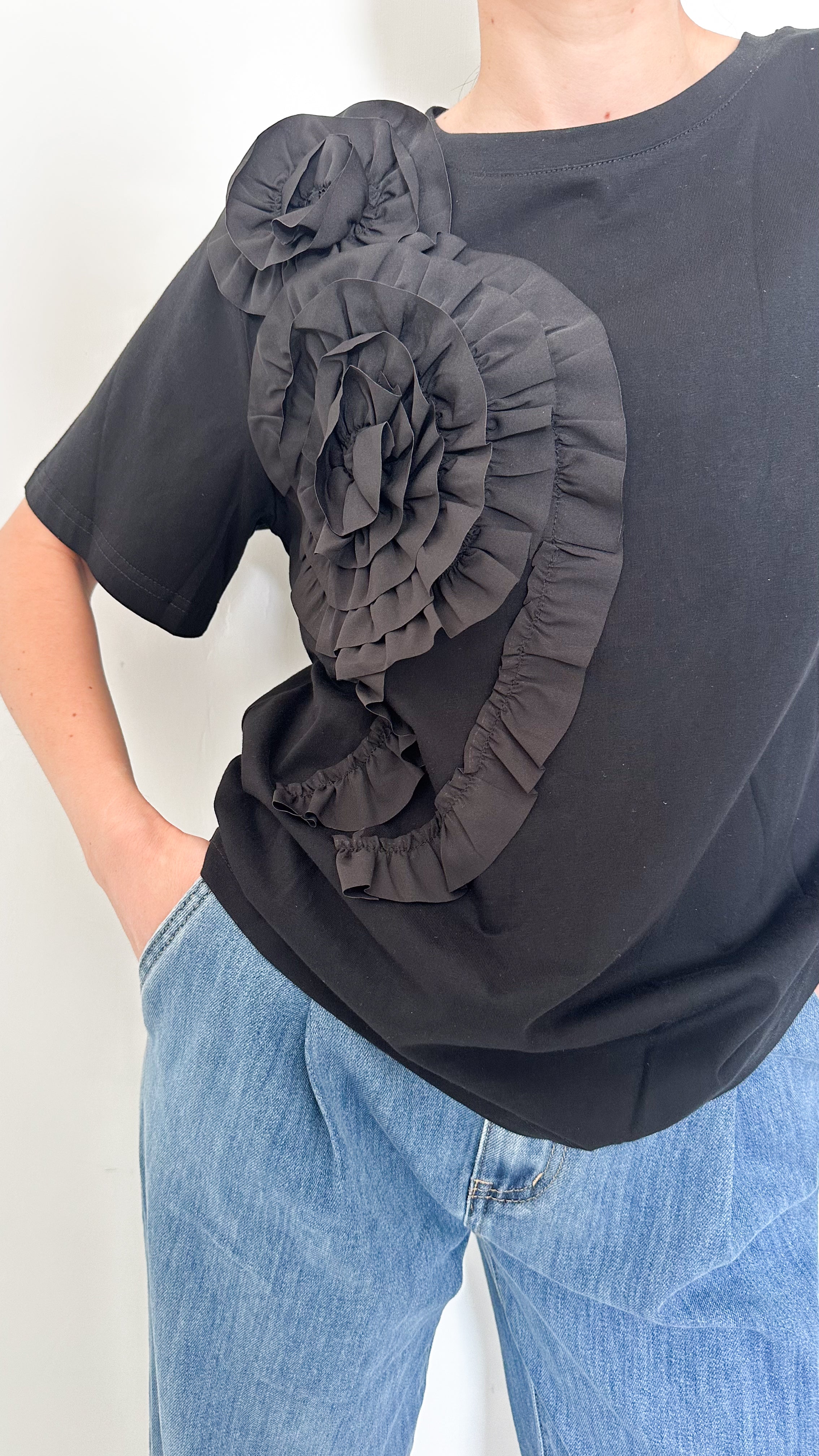 T-Shirt Nera Con Fiore