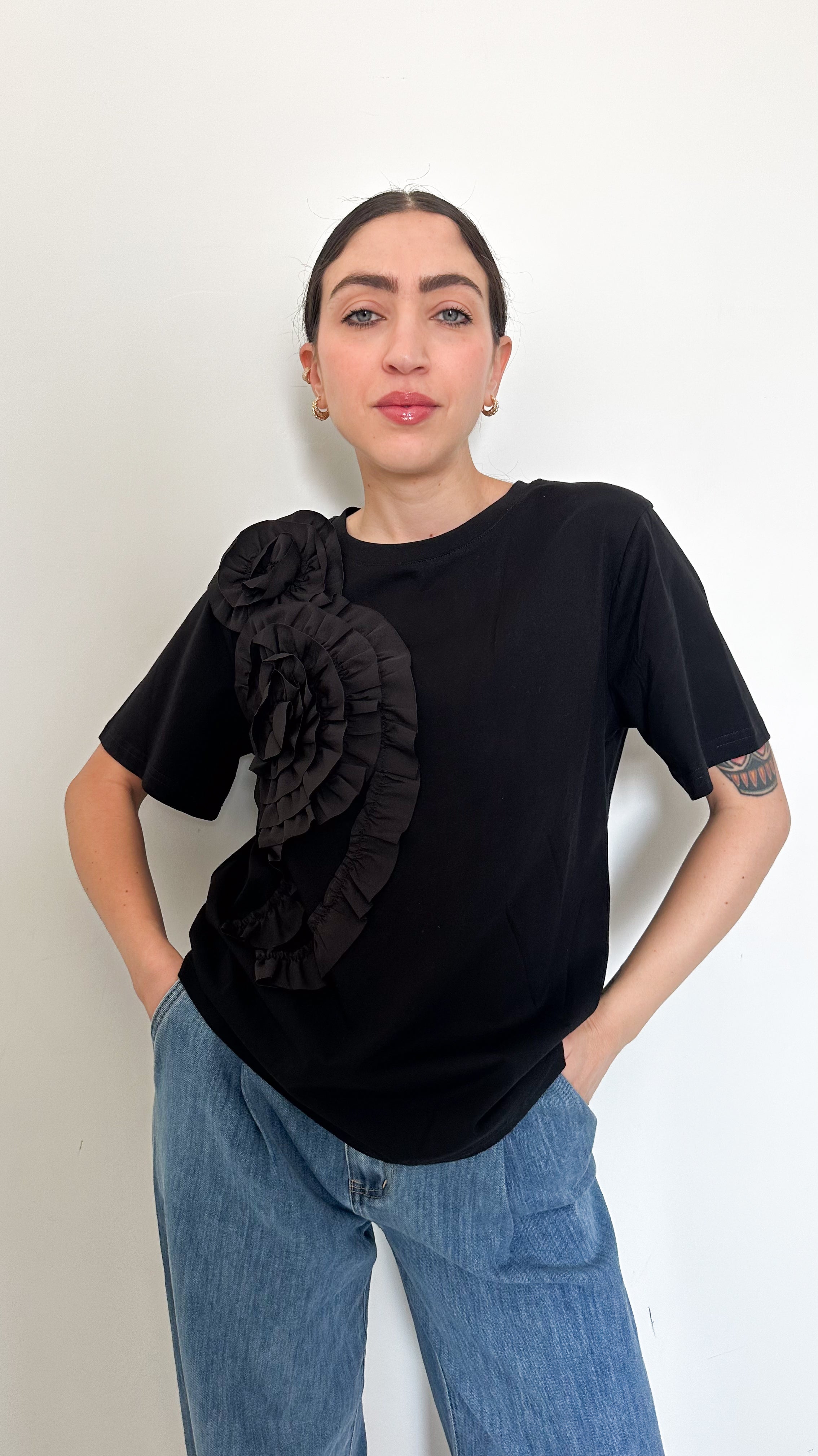 T-Shirt Nera Con Fiore