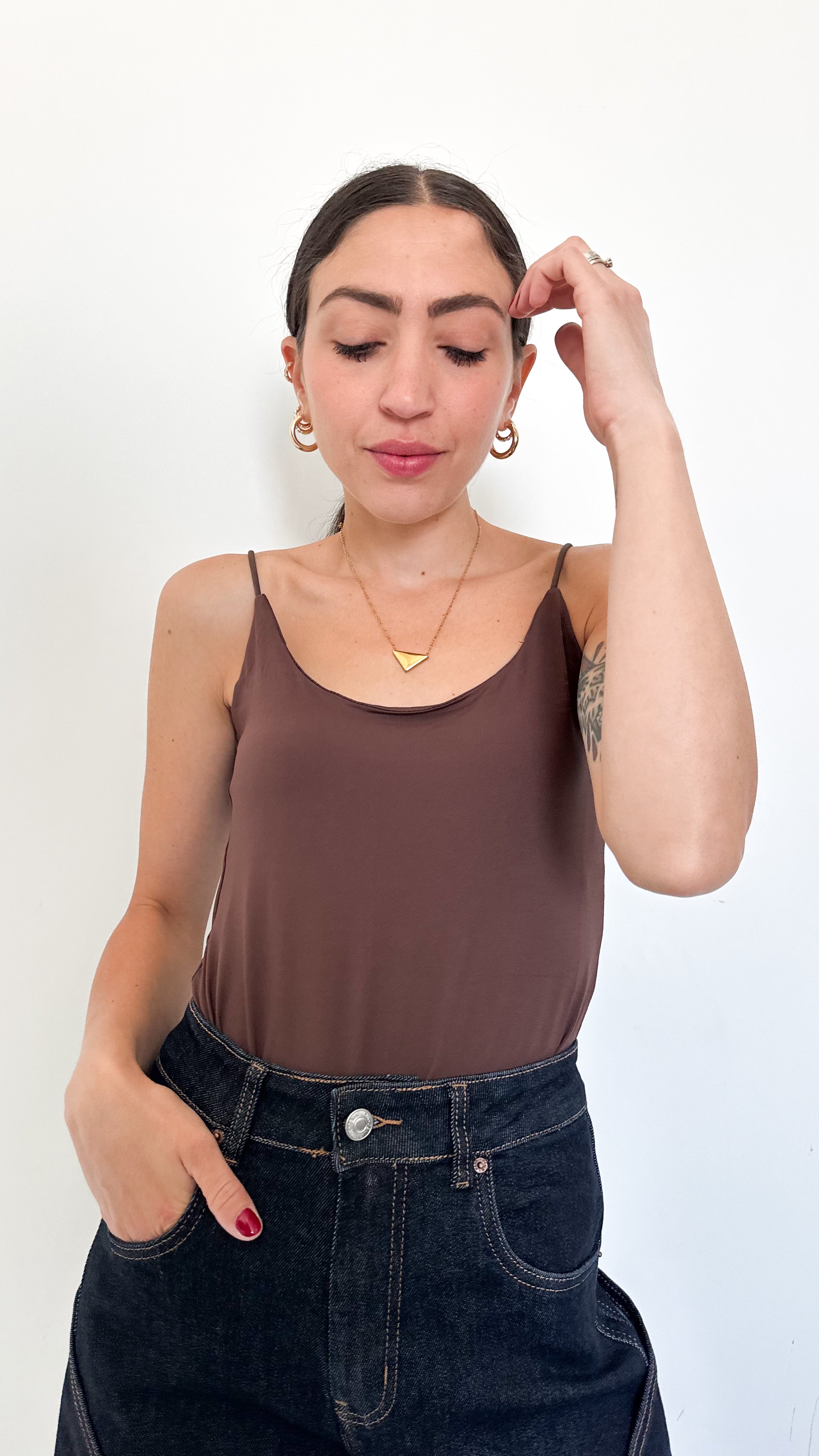Top Marrone Con Spalline Sottili