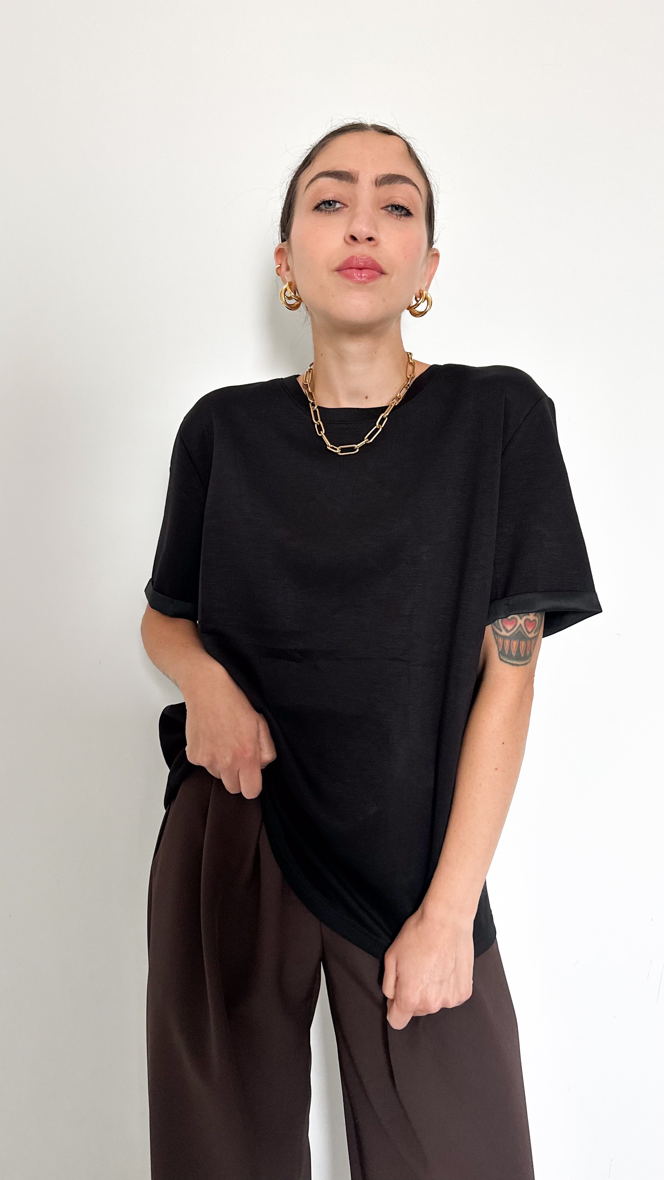 T-Shirt Nera Con Risvolto