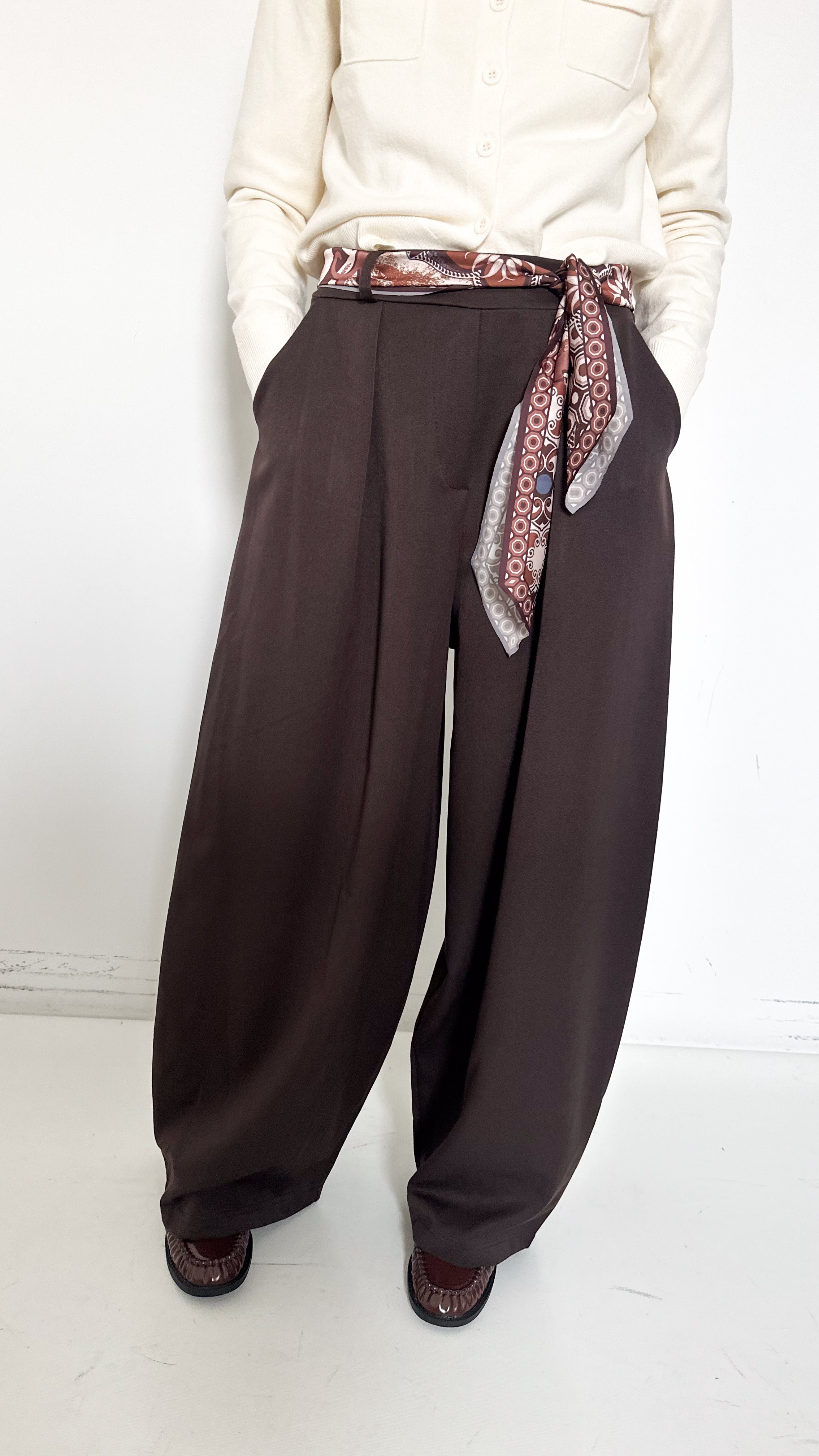 Pantaloni Marroni Con Foulard