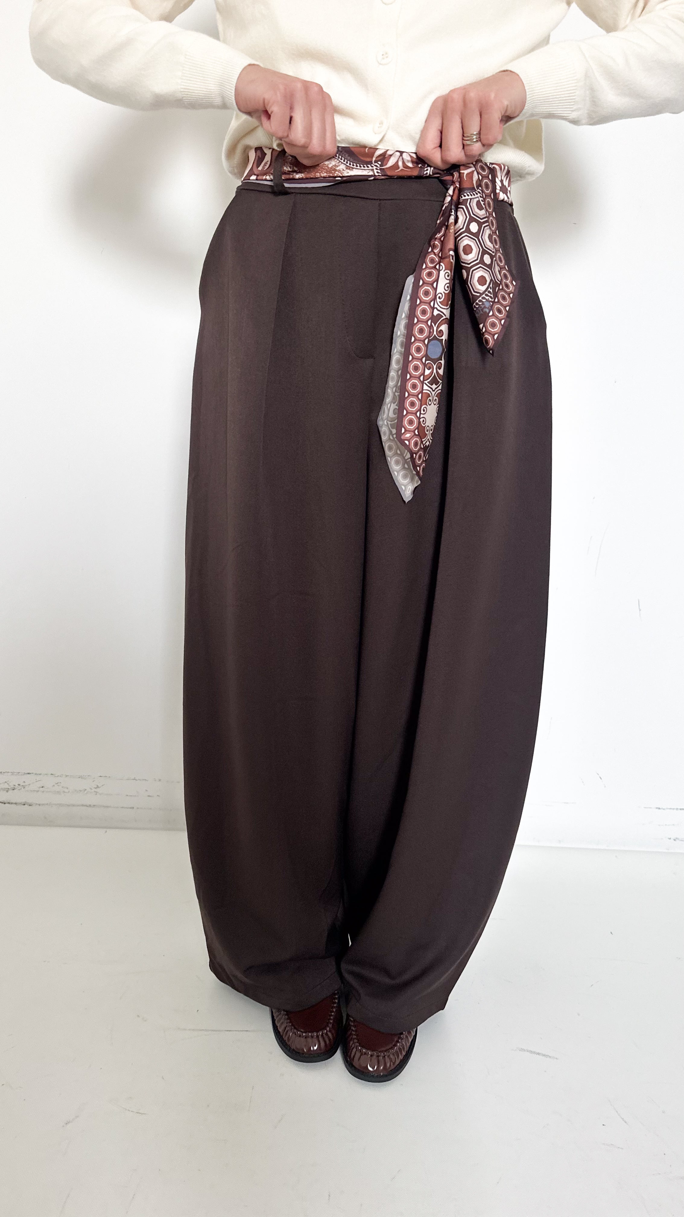 Pantaloni Marroni Con Foulard