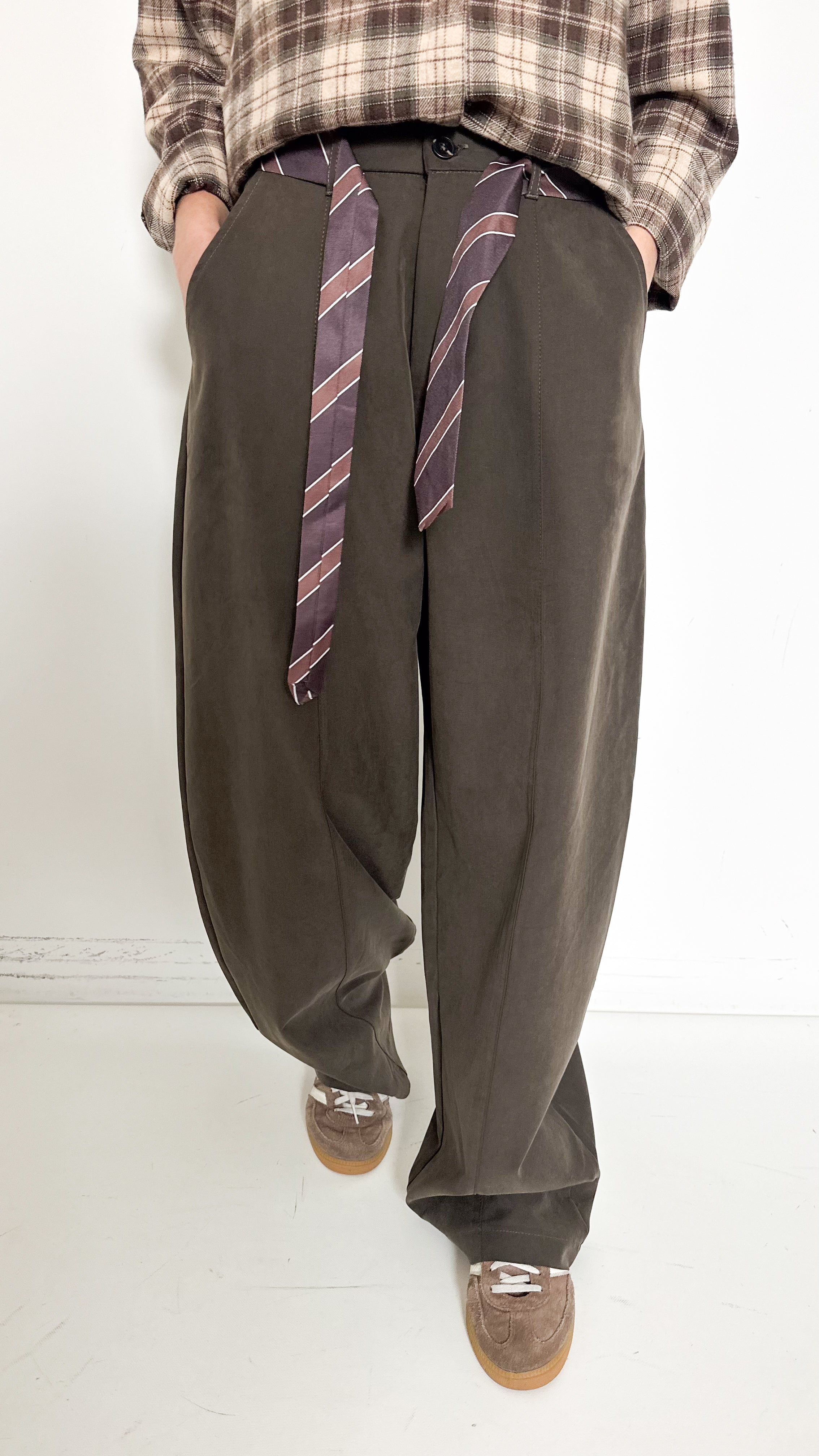 Pantaloni Verdi Con Cravatta