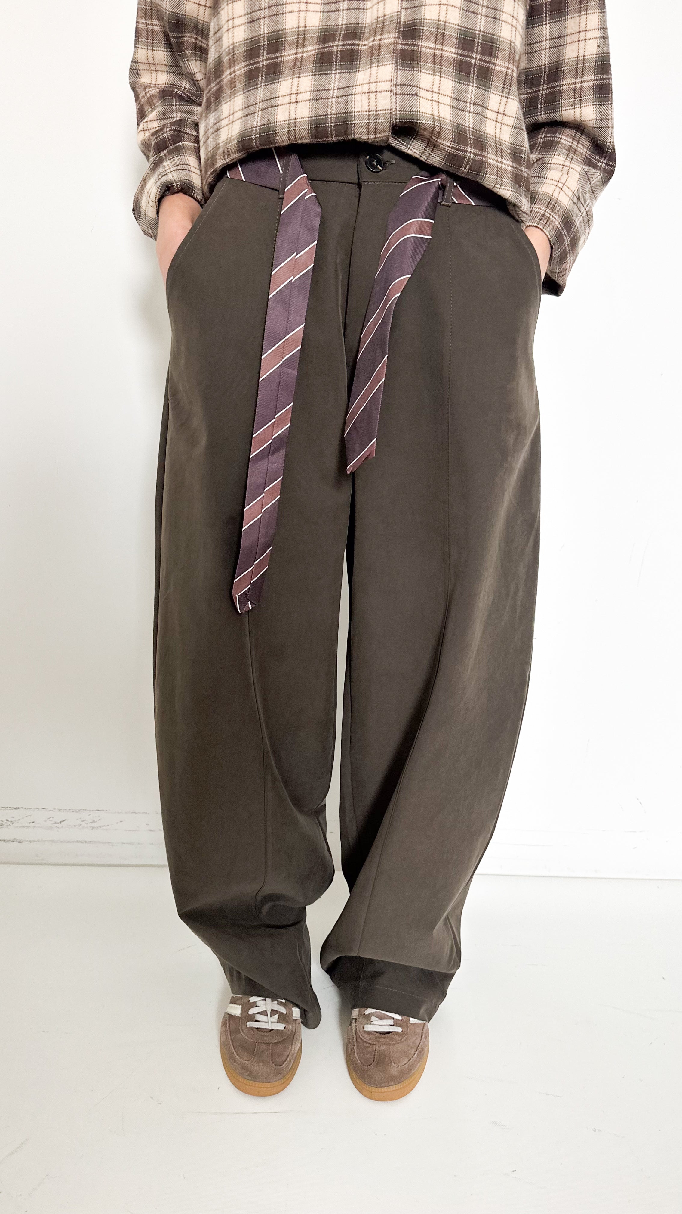 Pantaloni Verdi Con Cravatta