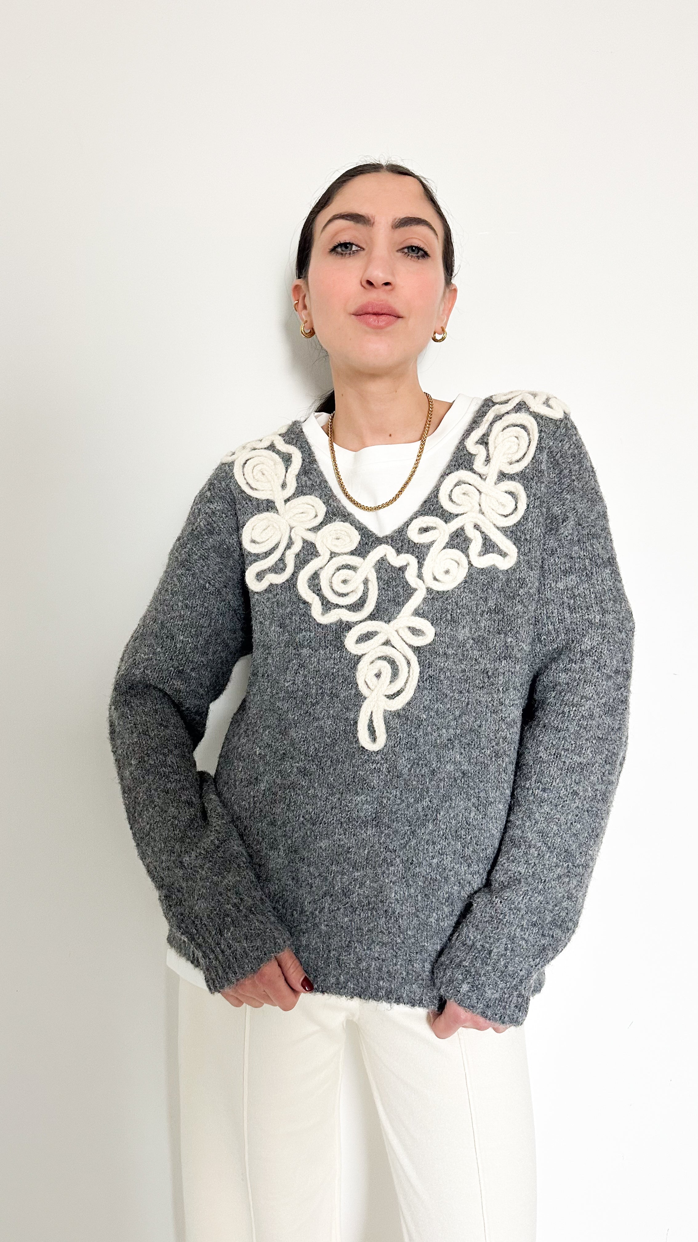 Pull Grigio Con Dettagli
