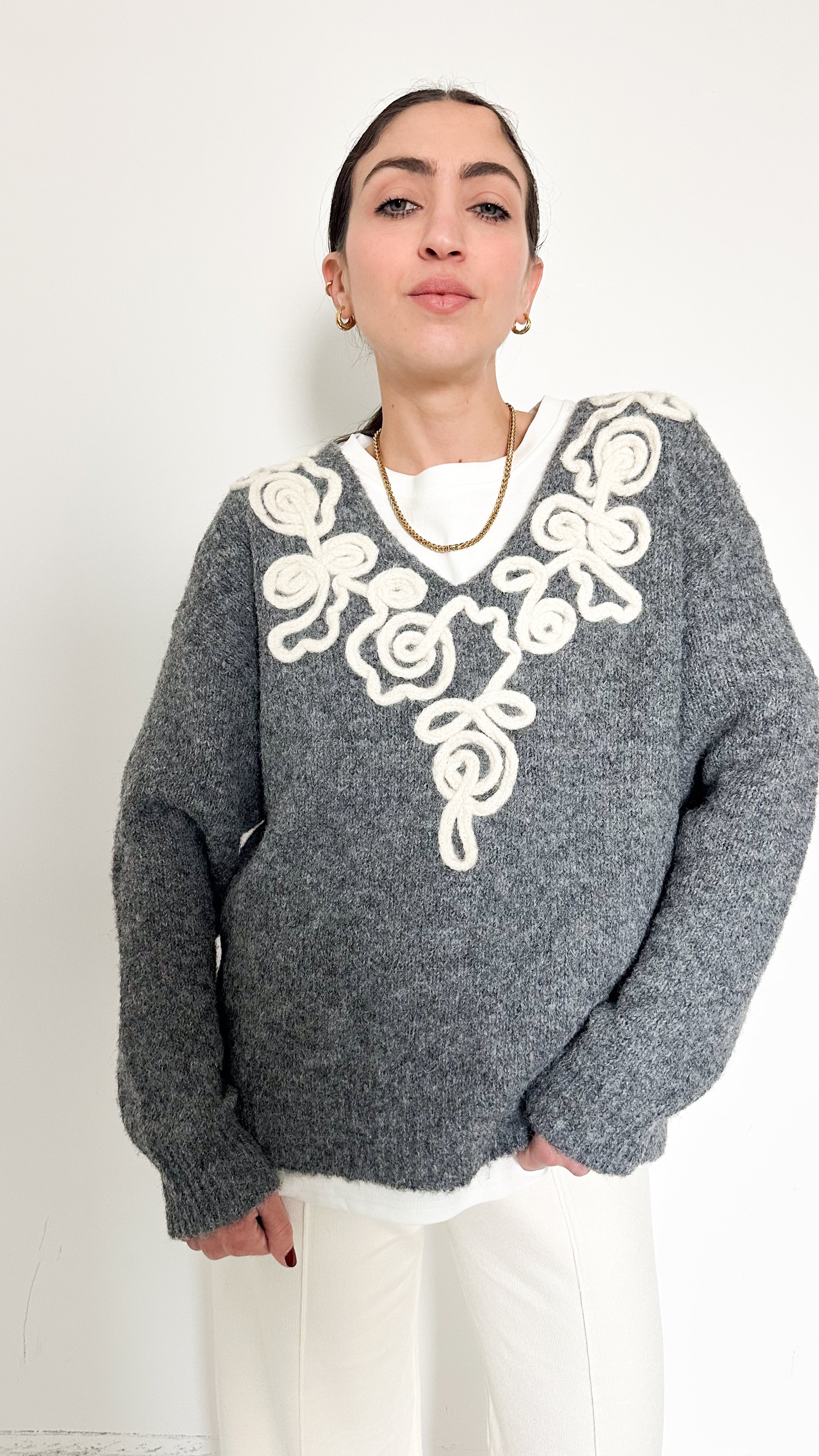 Pull Grigio Con Dettagli