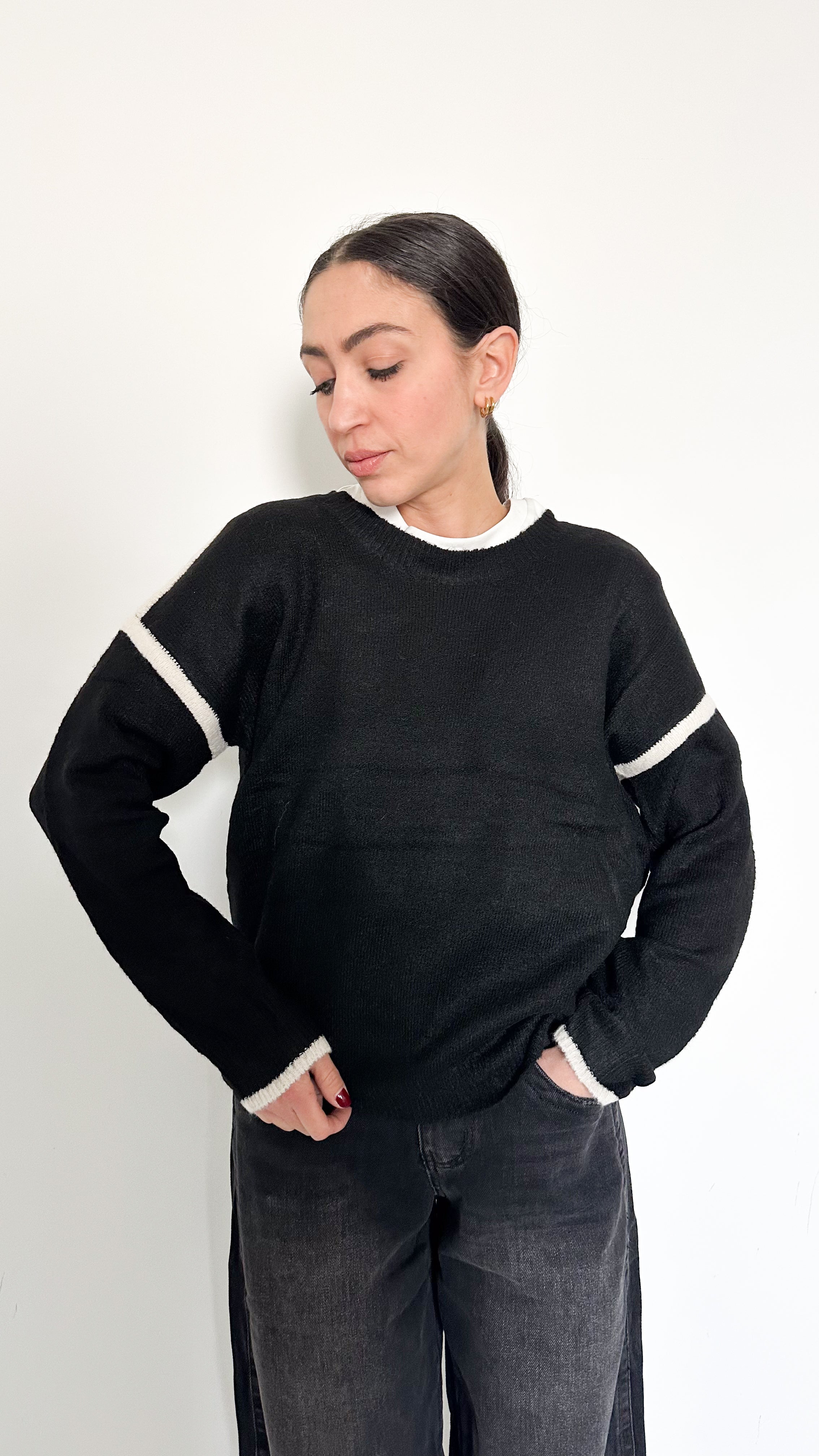 Pull Nero Con Dettaglio