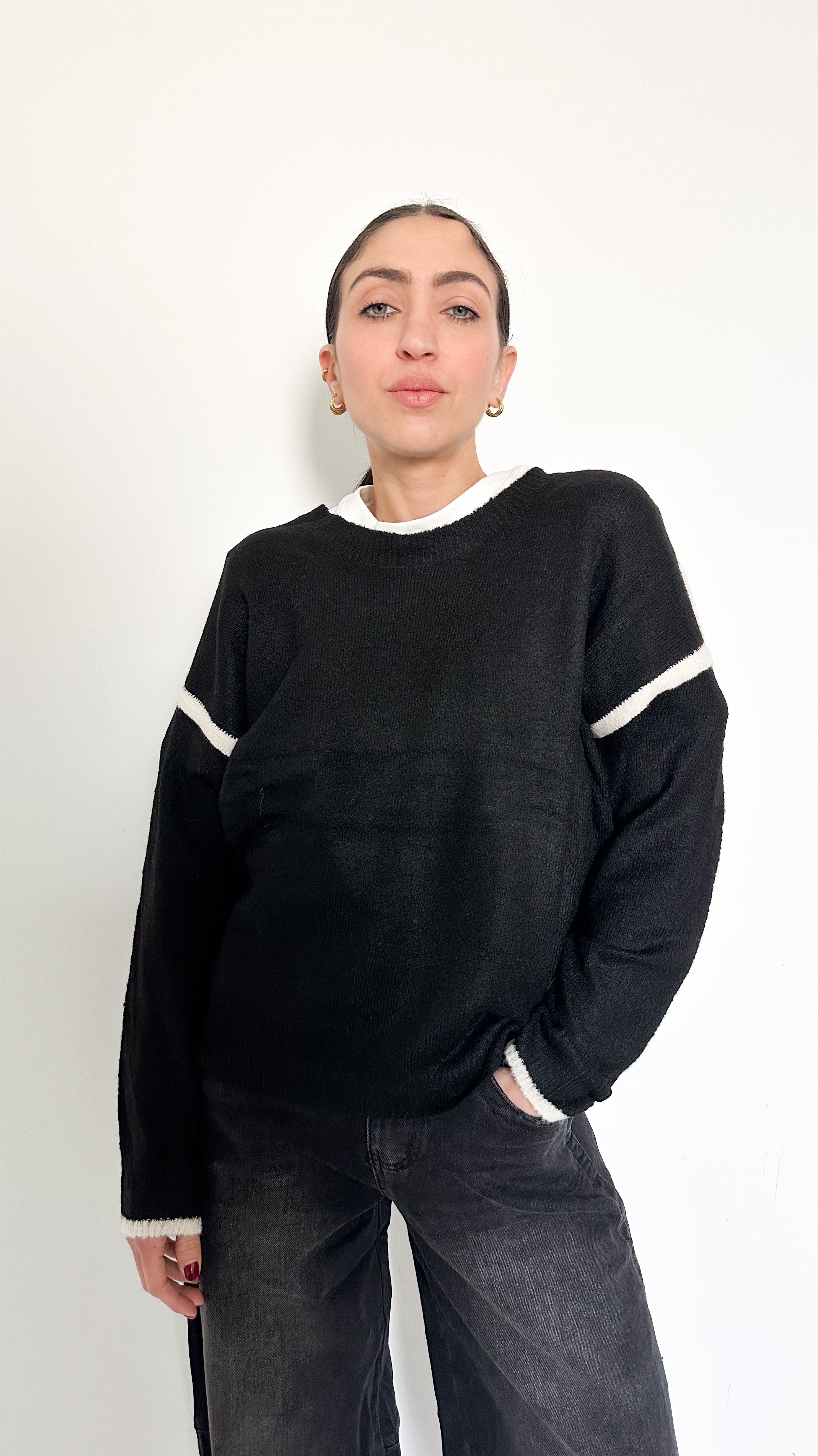 Pull Nero Con Dettaglio