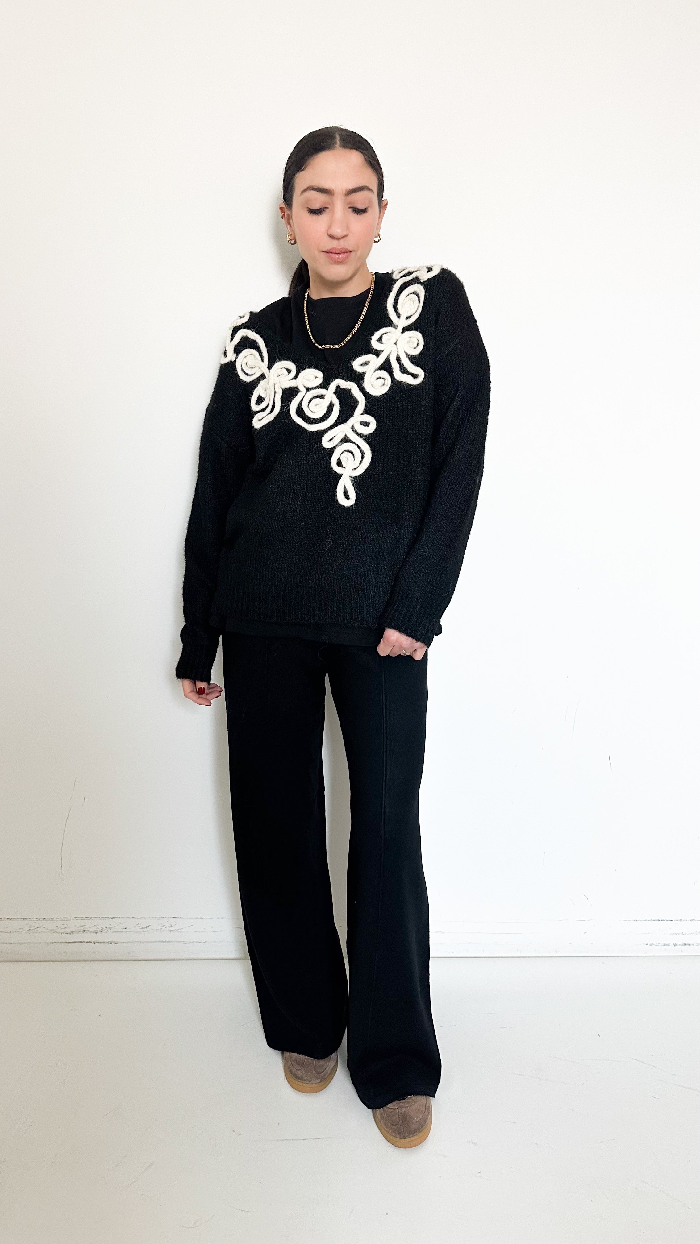 Pull Nero Con Dettagli