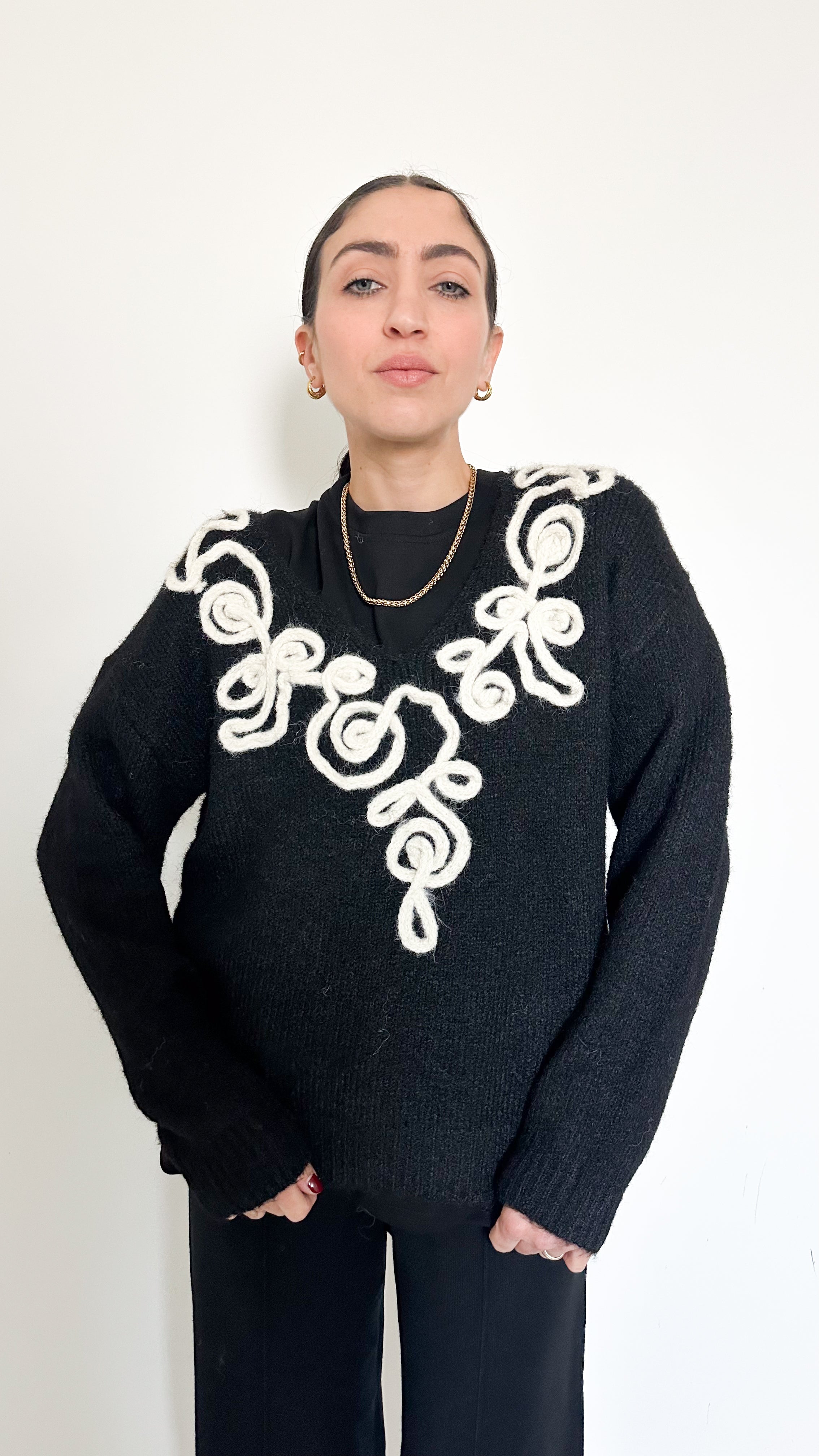 Pull Nero Con Dettagli