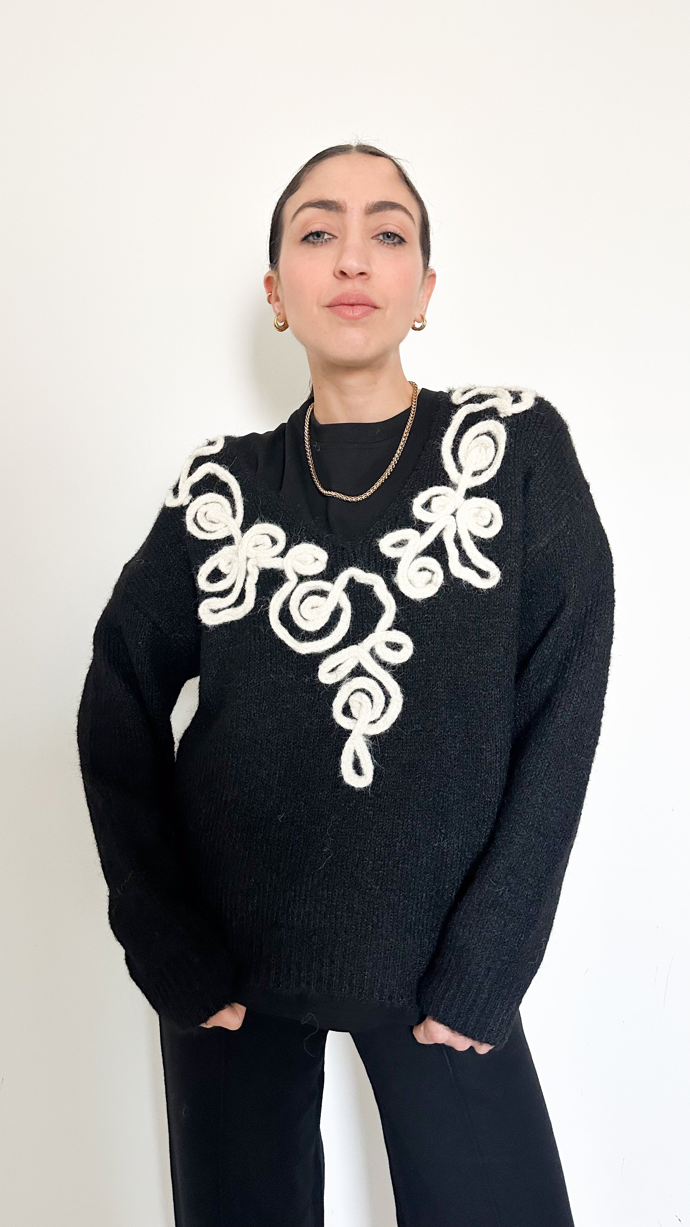 Pull Nero Con Dettagli