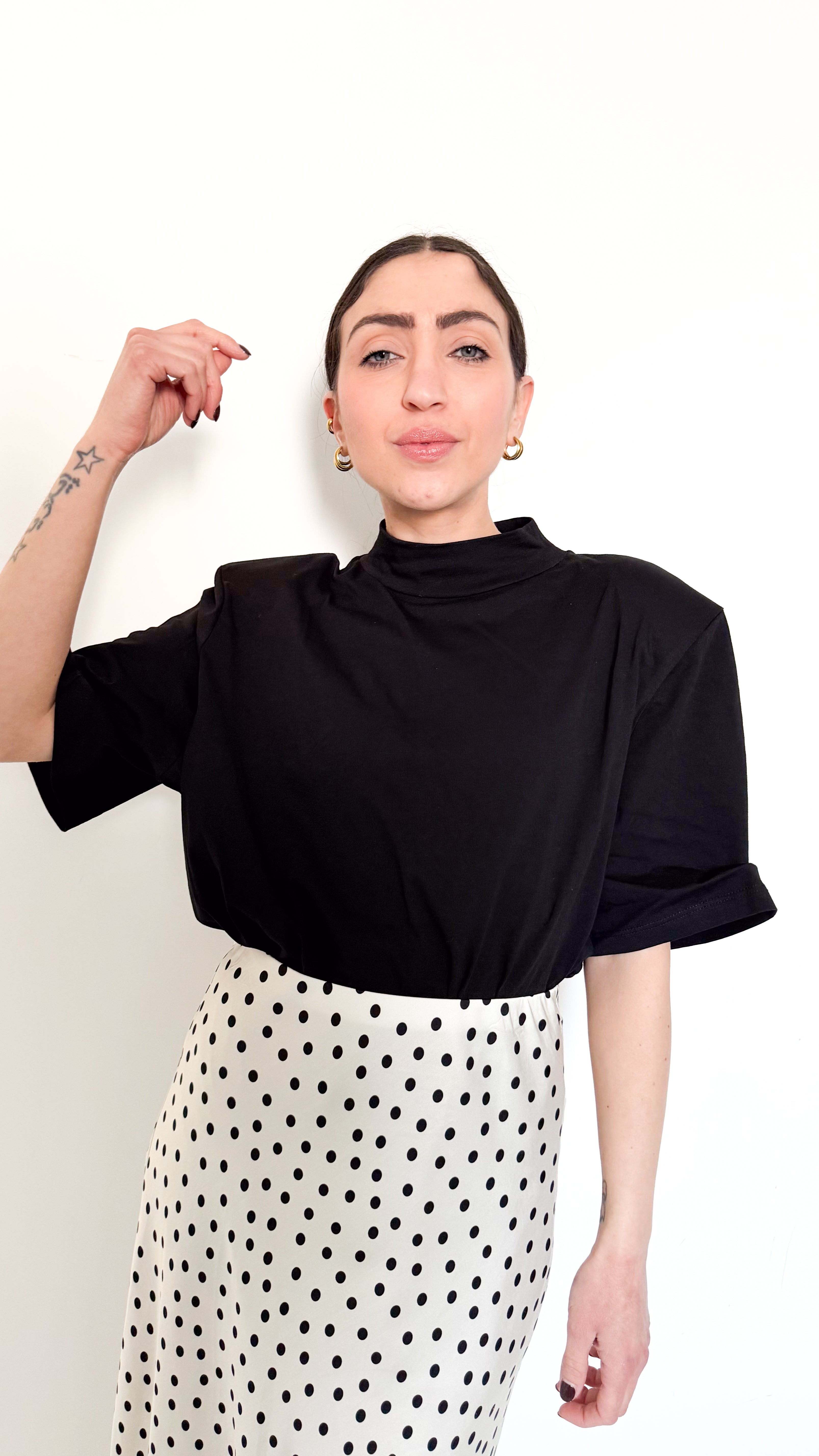 T-Shirt Nera Con Spalline